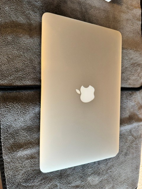 Apple MacBook Air 13″ Mid 2013 i5 1.3GHz 4GB RAM (Please read)