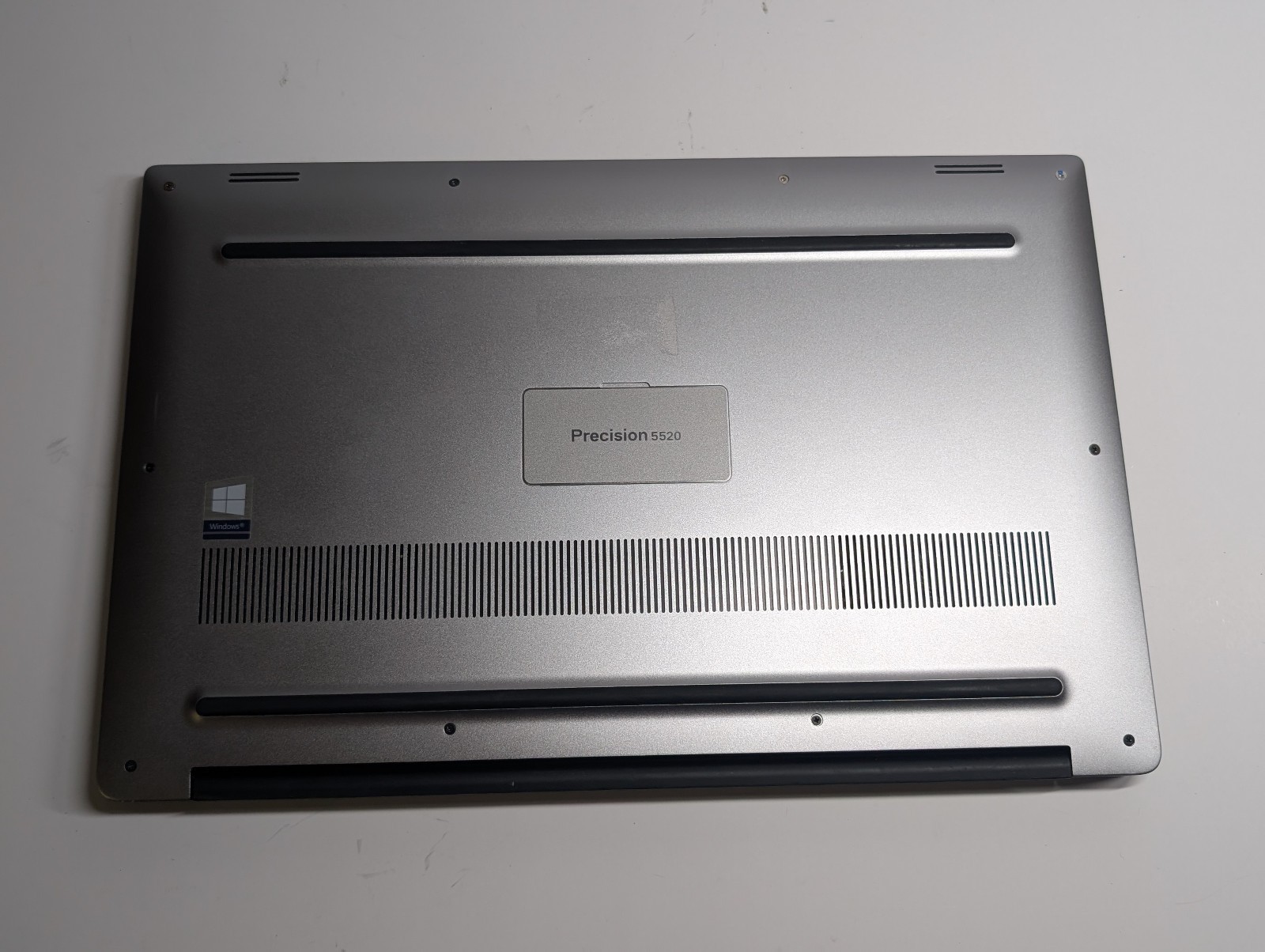 Dell Precision 5520 Intel Xeon E3-1505M v6 16GB 256GB NVMe Quadro M1200 Win10
