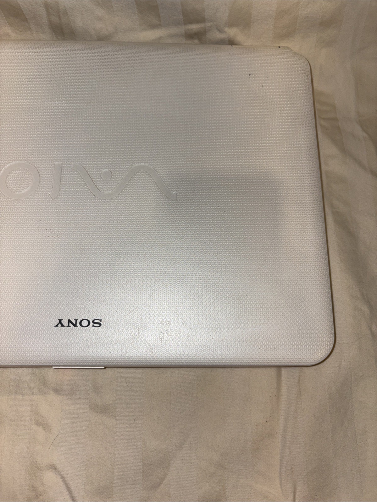 Sony Vaio VGN-NS140E 15.4″ Notebook – C2D 2.0 GHz, 3 GB, 250 GB, Win 10 Home