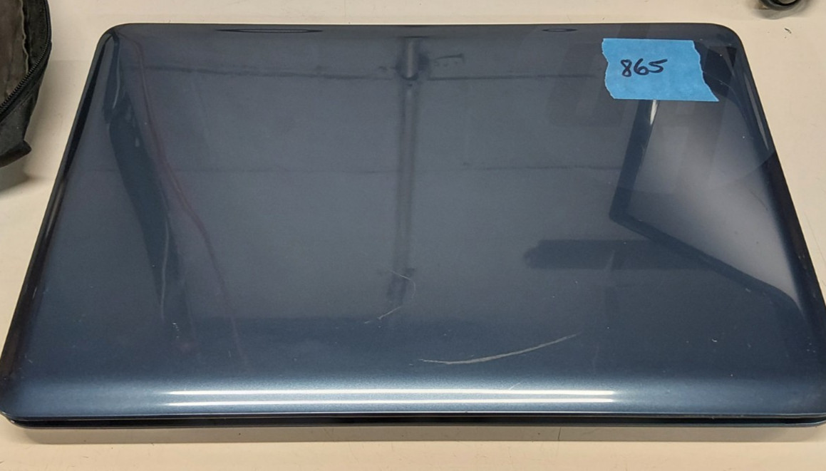 HP 2000- Laptop w/ AMD 4 GB #865