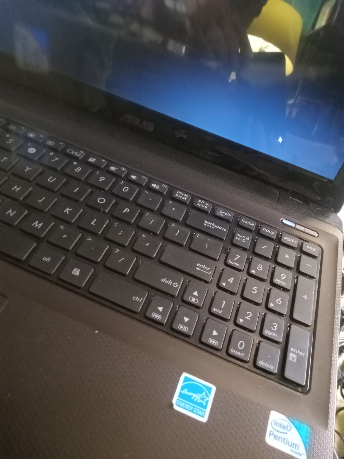 Asus K52F-BBR5 Intel Pentium P6100 2GHz 3 GB needs power cable