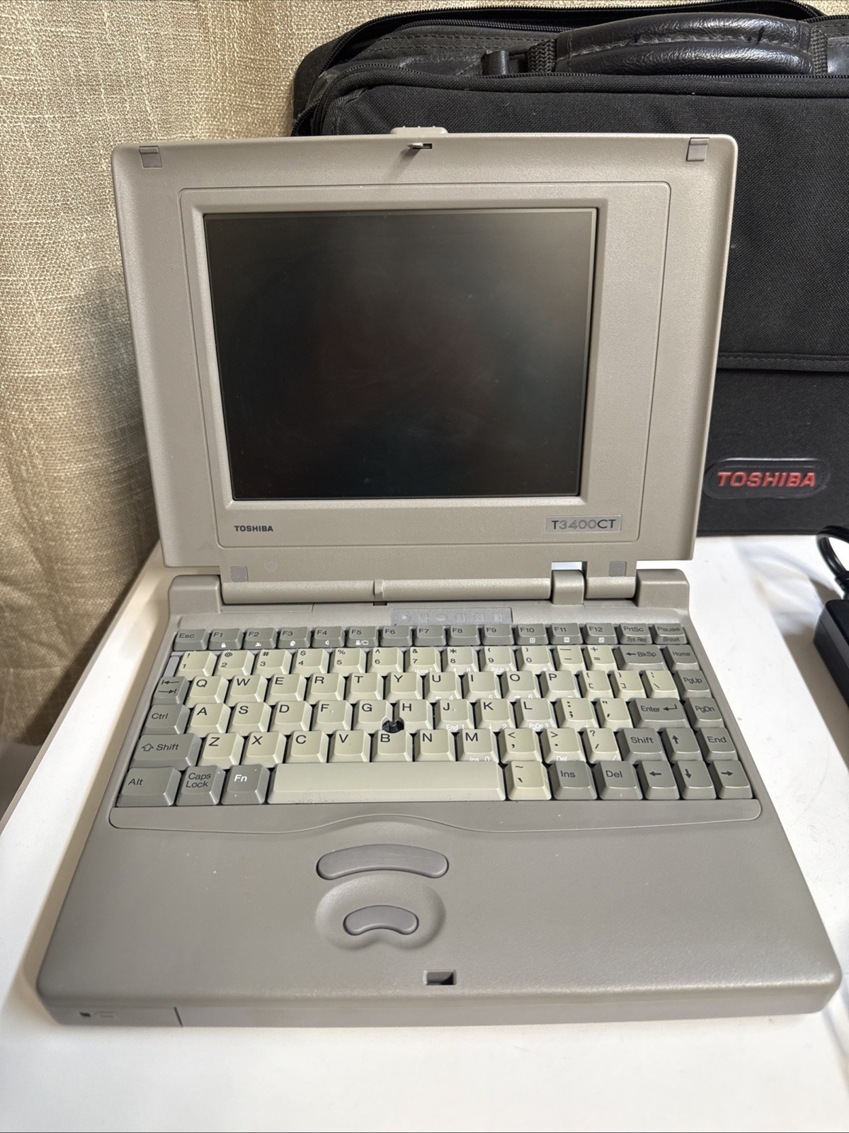 Vintage Toshiba Portege T3400CT Intel 486SX-33 4MB RAM For Parts/Repair AS IS DW