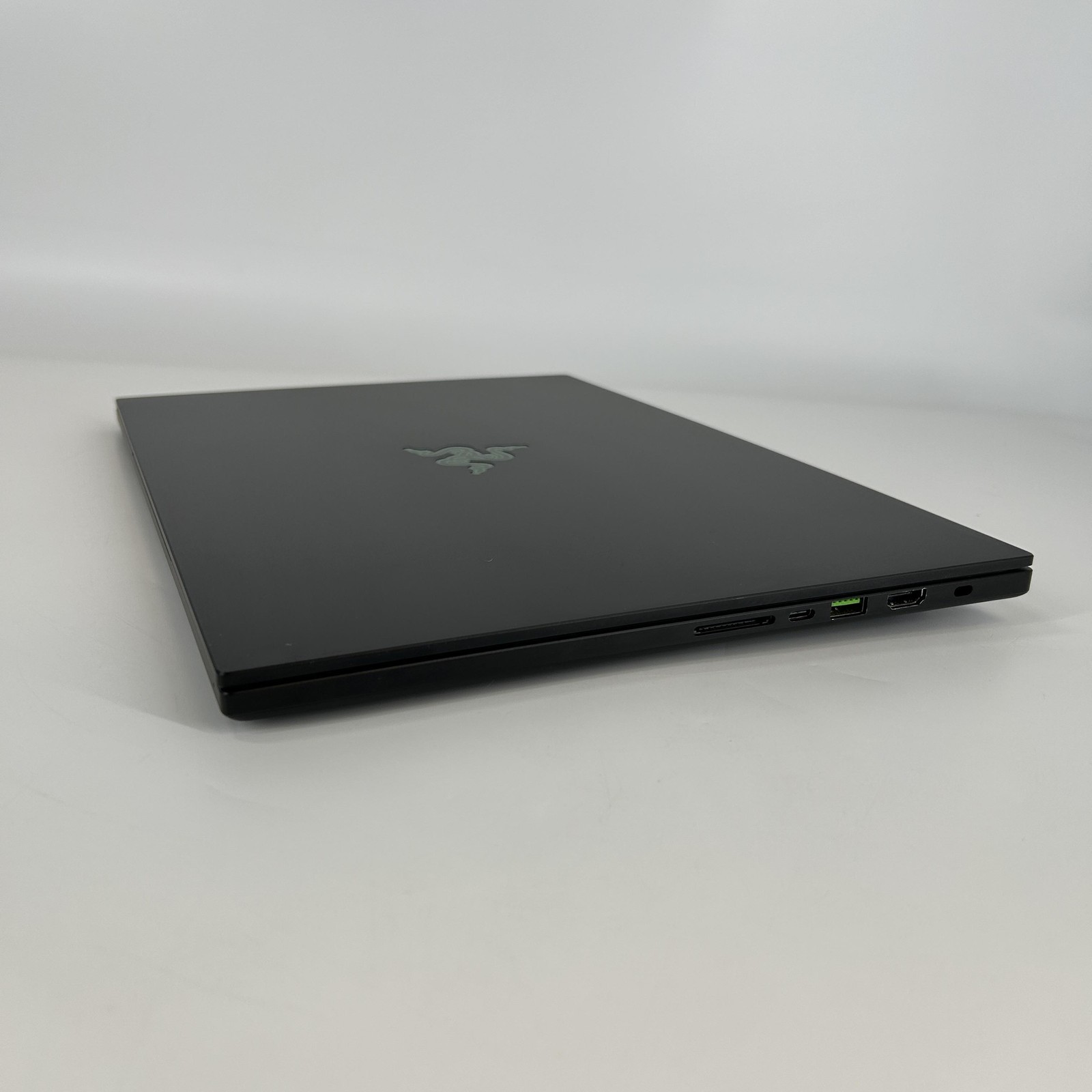 Razer Blade 16 240Hz QHD+ 2025 2.0 GHz Ryzen AI 9 HX 370 32GB 4TB/2TB RTX 5090