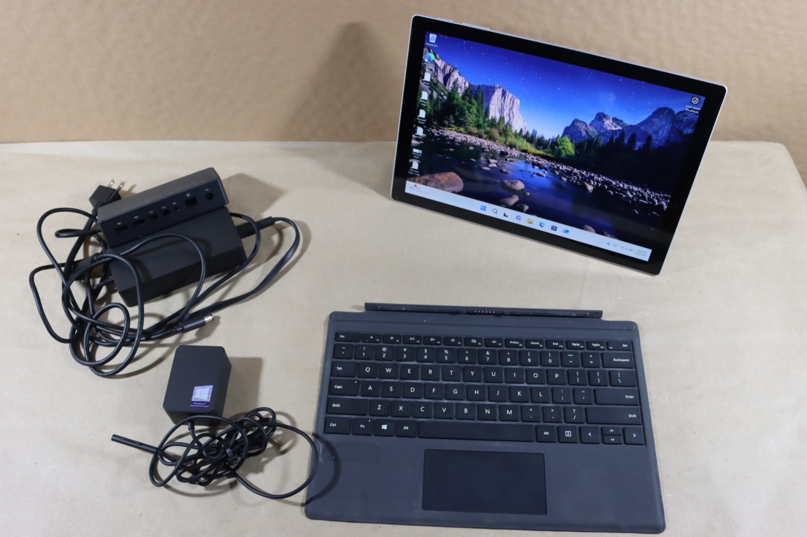 Microsoft Surface Pro 5 i5-7300U 8GB RAM 256GB Wi-Fi + Cellular / LTE