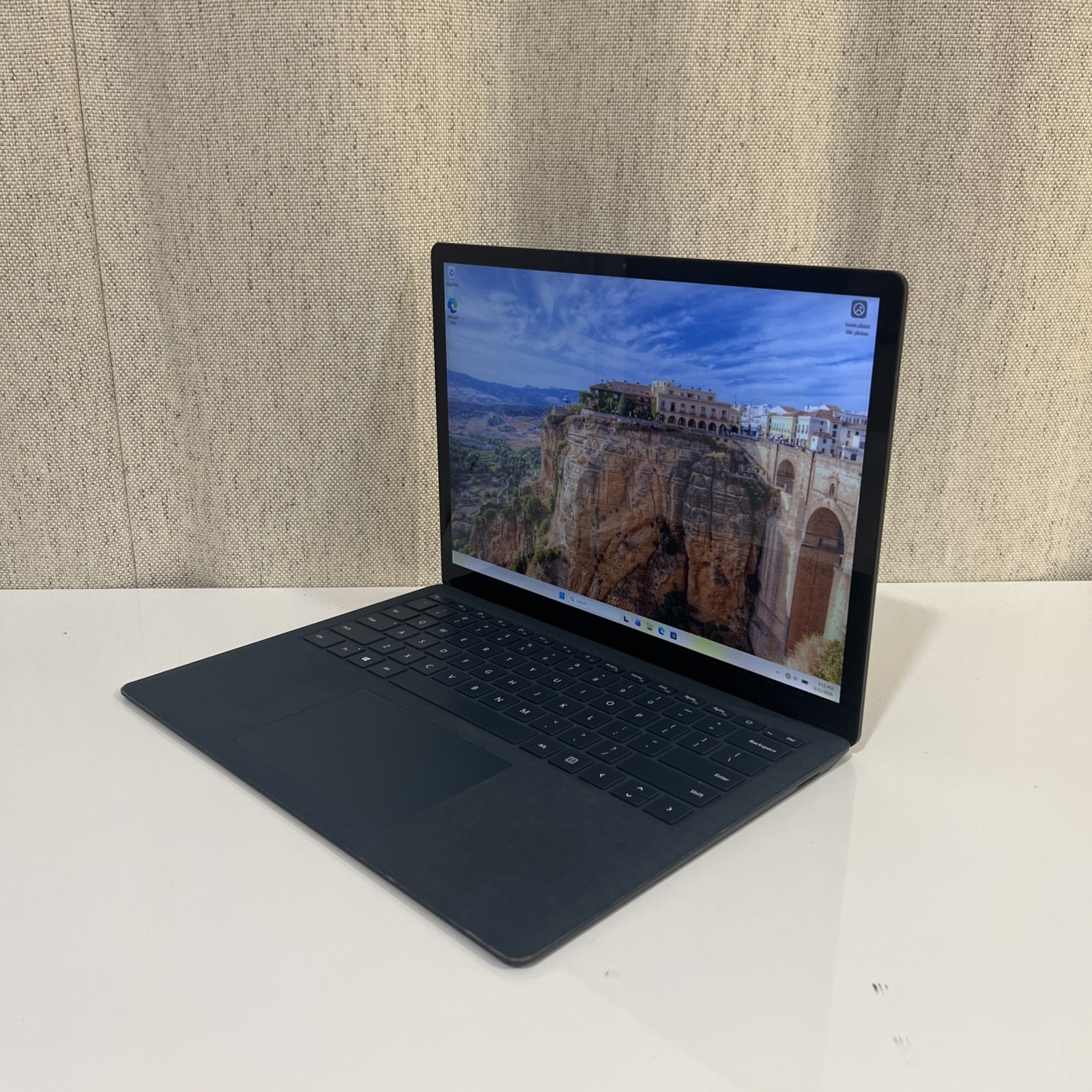 Surface Laptop 3 13.5″ i7/16GB/512GB – Charger Included – Good For: School/Work