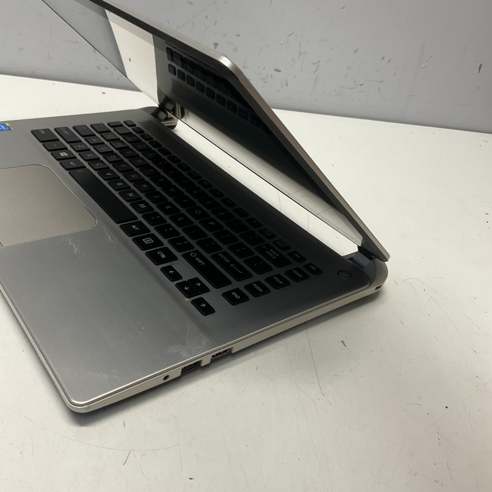 Toshiba Satellite E45t-B i5-5200U 2.20 Ghz 4GB 250GB SSD Win 10 Laptop NO BATT