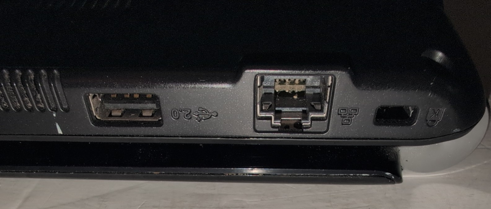 ASUS EEE PC 1000HE 10″ Screen Powers on/No Hard Drive OS or Power Supply