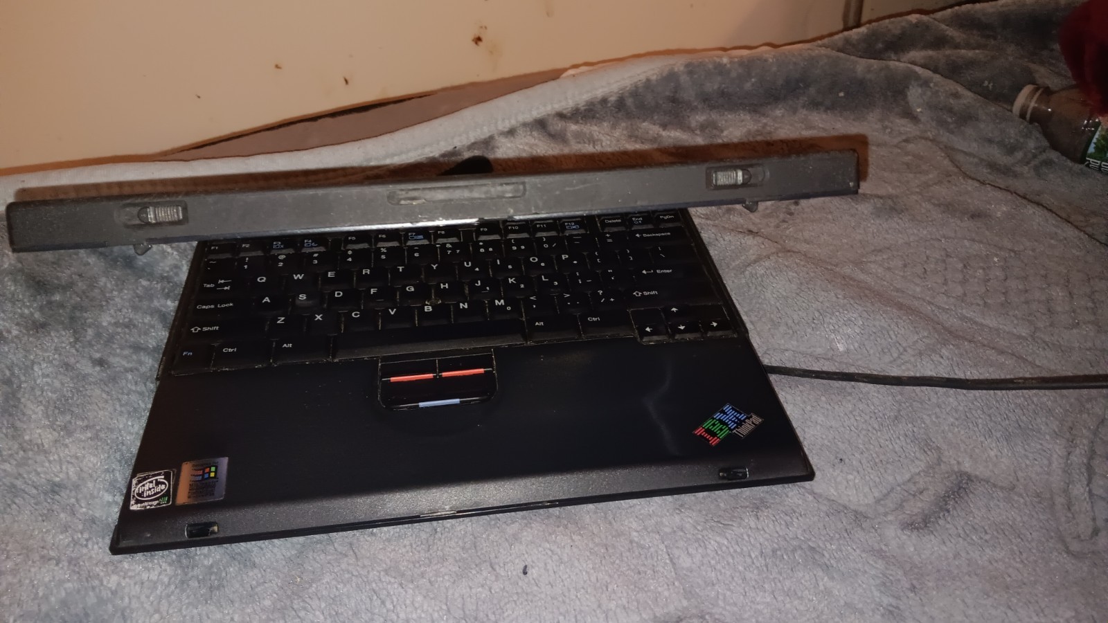Vintage IBM Thinkpad T21 L aptop Intel P3 @ 800 MHz 256 MB of ram IBM Type 2647