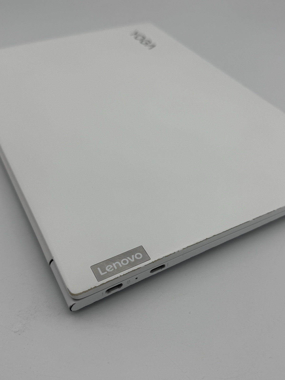 Lenovo Yoga Slim 7i Carbon 13.3” – i5 11th/16GB RAM/512GB (Keyboard Issue) 24C