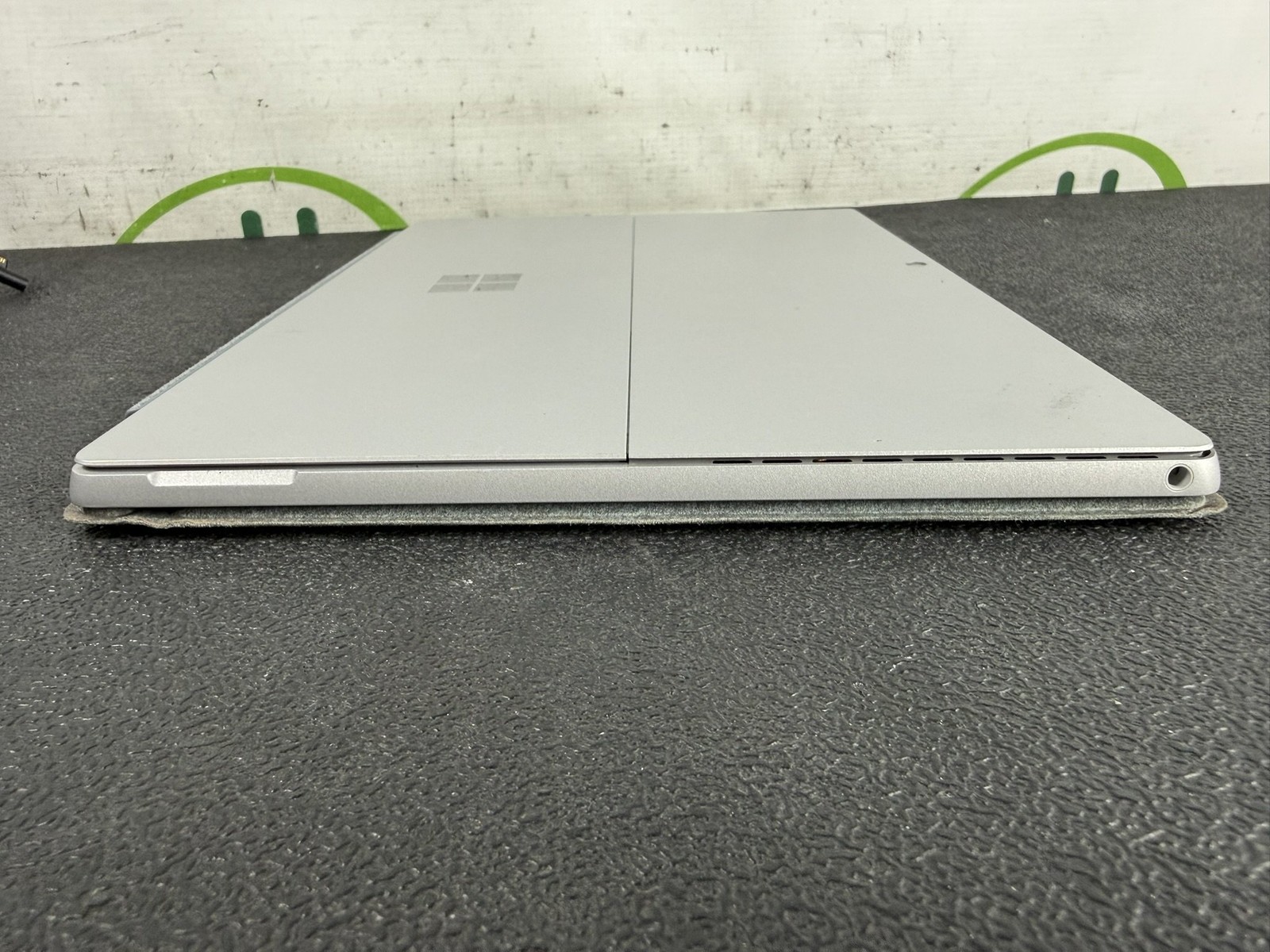 Microsoft Surface Pro 7 12.3″ i5-1035G4 8GB RAM 128GB SSD Windows 11 Pro w/ AC