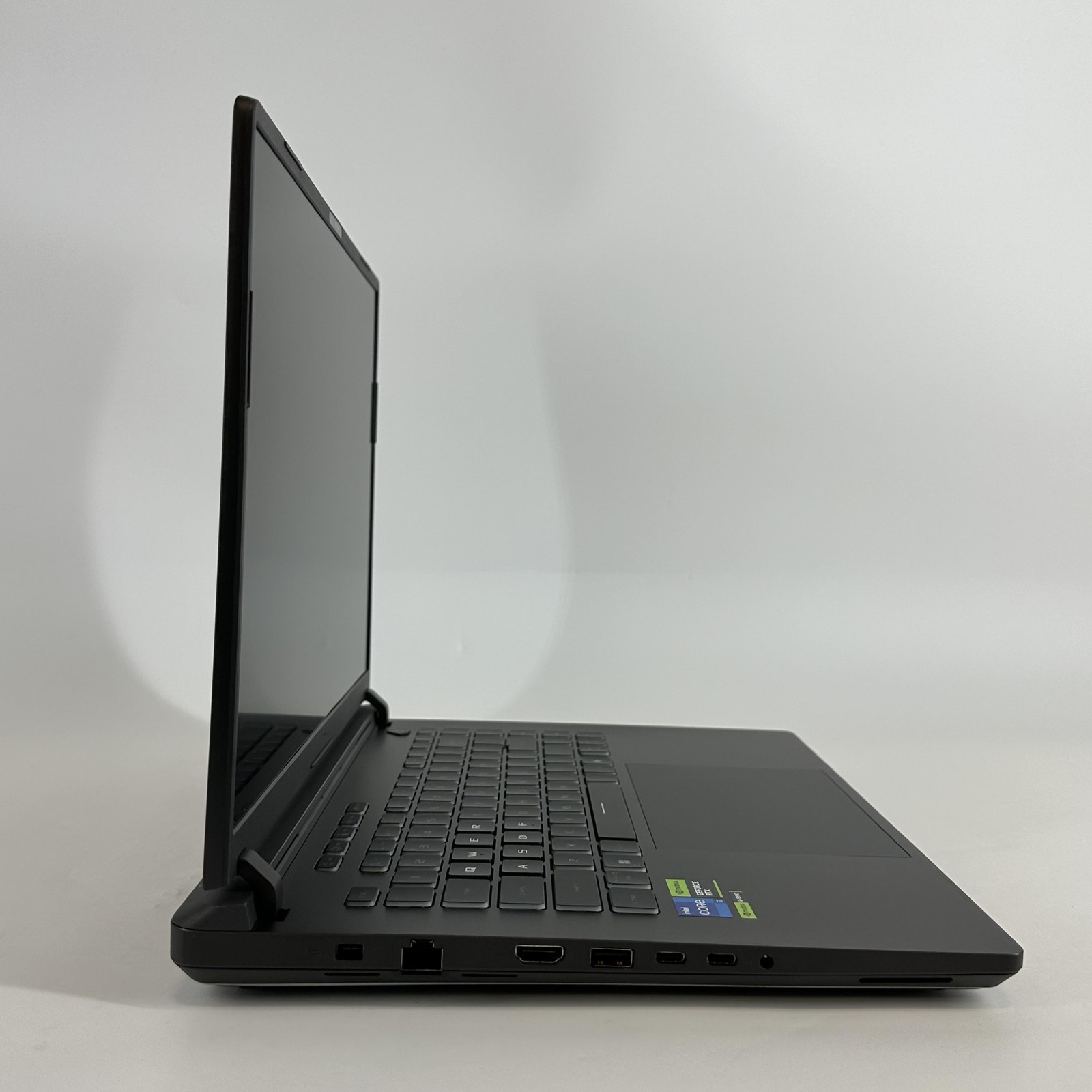 Asus ROG Strix G16 G615 165Hz FHD+ 2.2 GHz i7-14650HX 16GB 1TB SSD RTX 5050