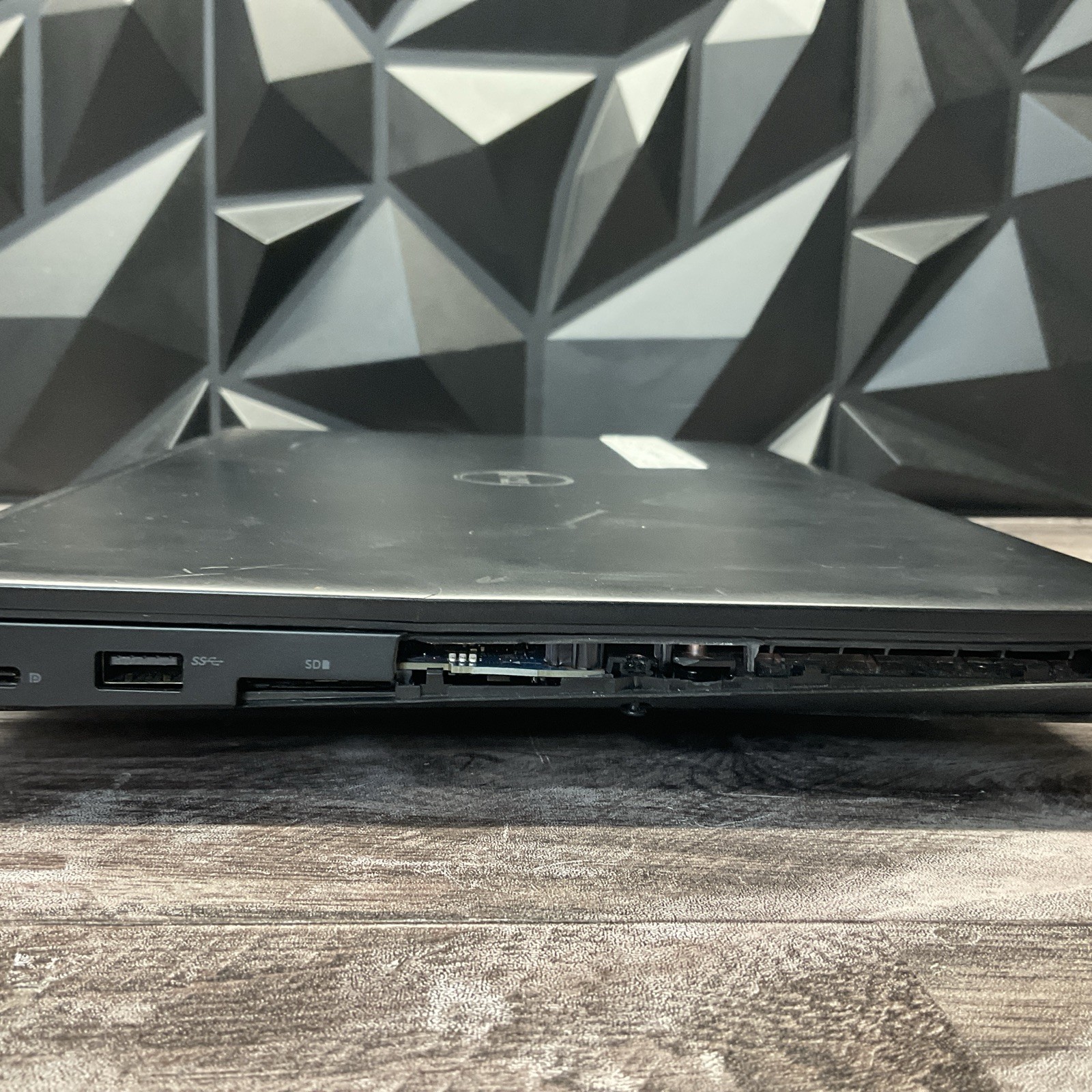Dell Latitude 5490 / i5 8th Gen / BIOS Unlocked / Cracked Screen / No SSD / O10