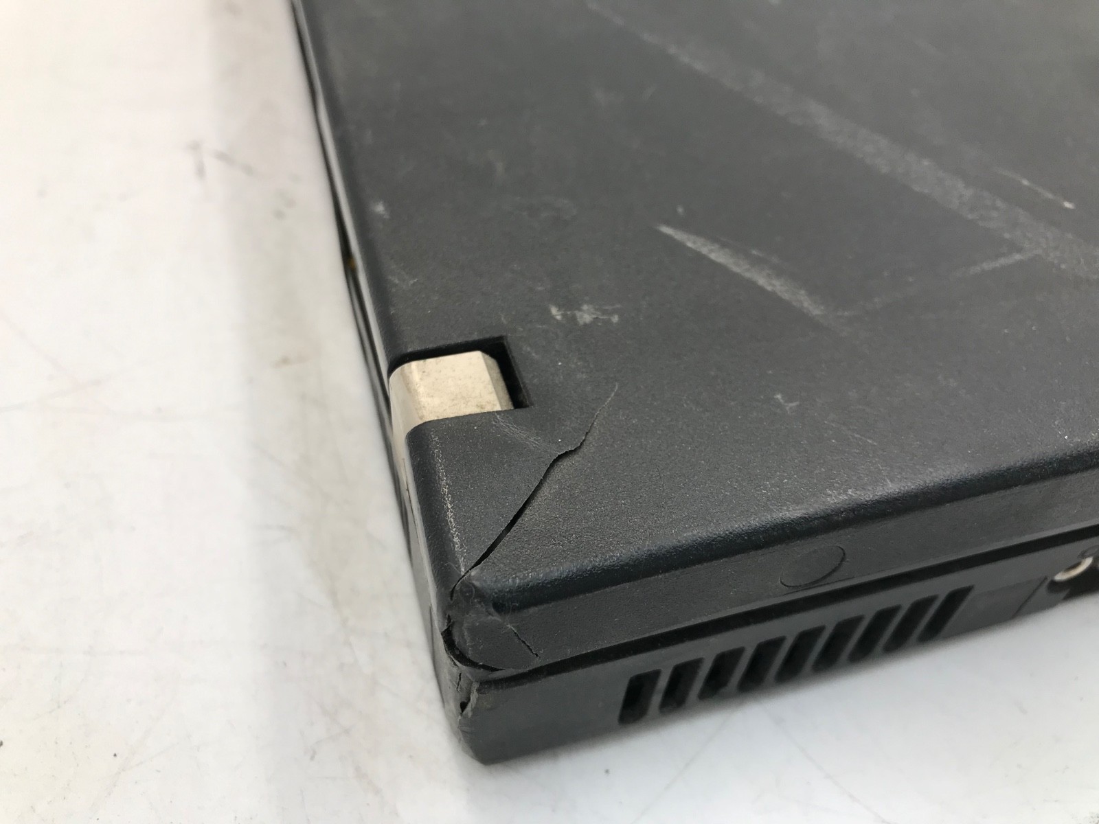 Lenovo ThinkPad R60 Intel Celeron 14″ -BOOTS/BAD DISPLAY/CRACKED- MZ