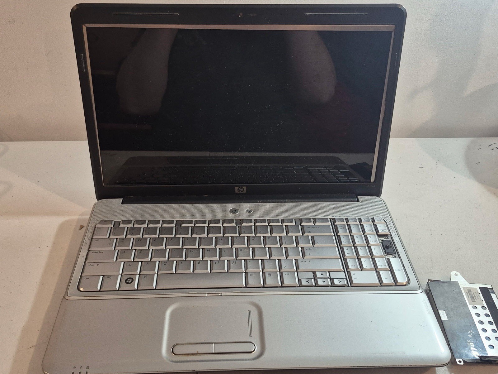 HP G60-230US 16 Laptop Pentium T4200 3GB RAM DVD + Extra Battery Untested As-Is