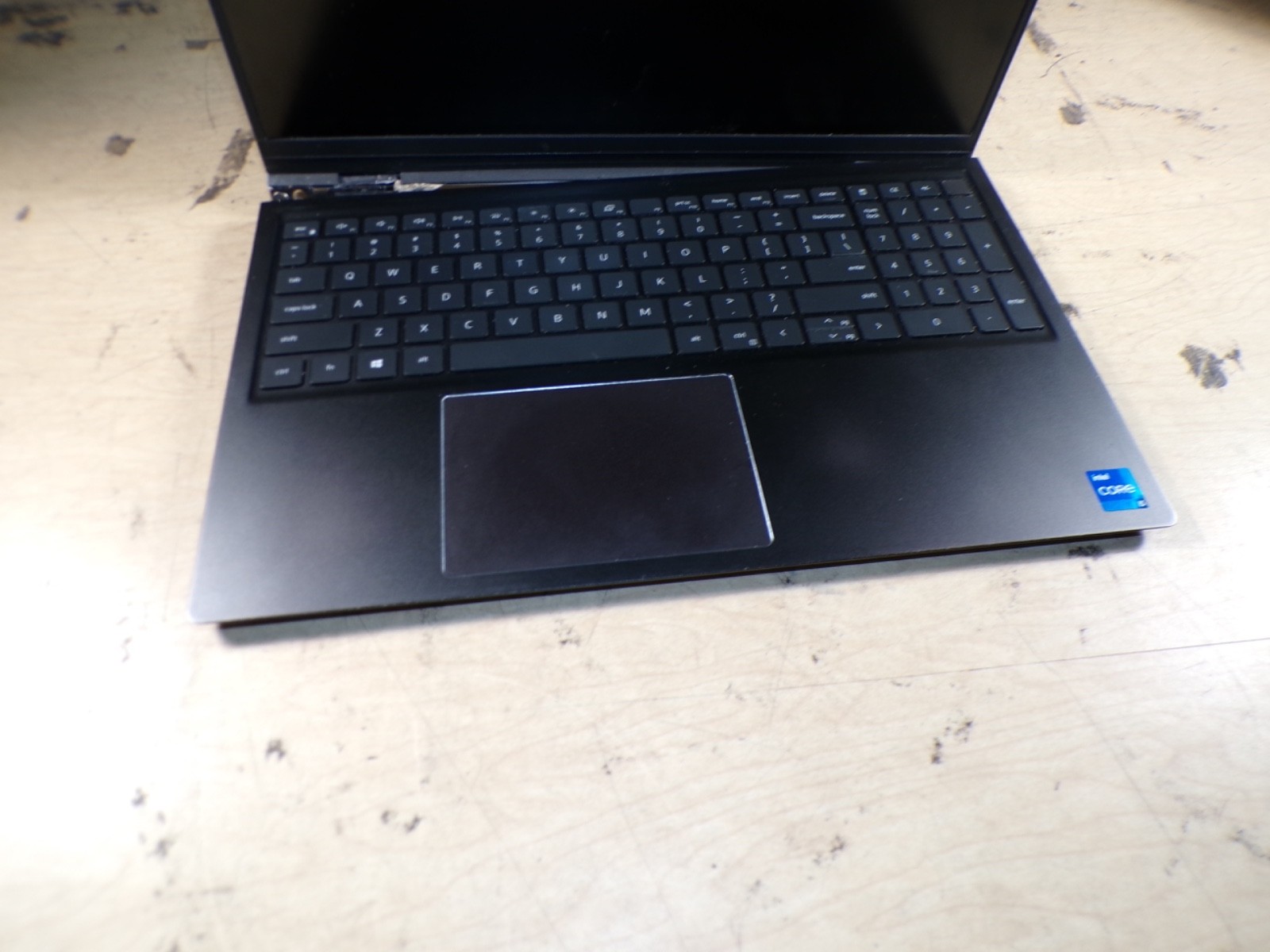 DELL VOSTRO I5 5510 INTEL CORE I5-11320H 8GB RAM **BR0KEN HINGE/ POWER ON BOOT