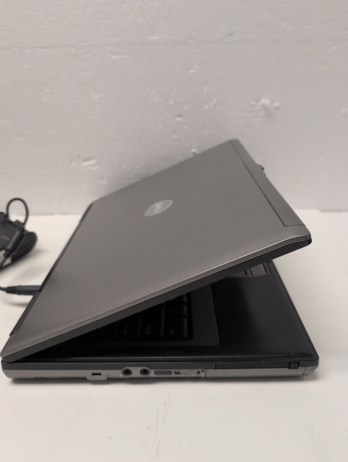 🔥 Dell Latitude D620 14″ Laptop T2400 1.83Ghz /2.5GB Ram /500GB HDD/win XP –