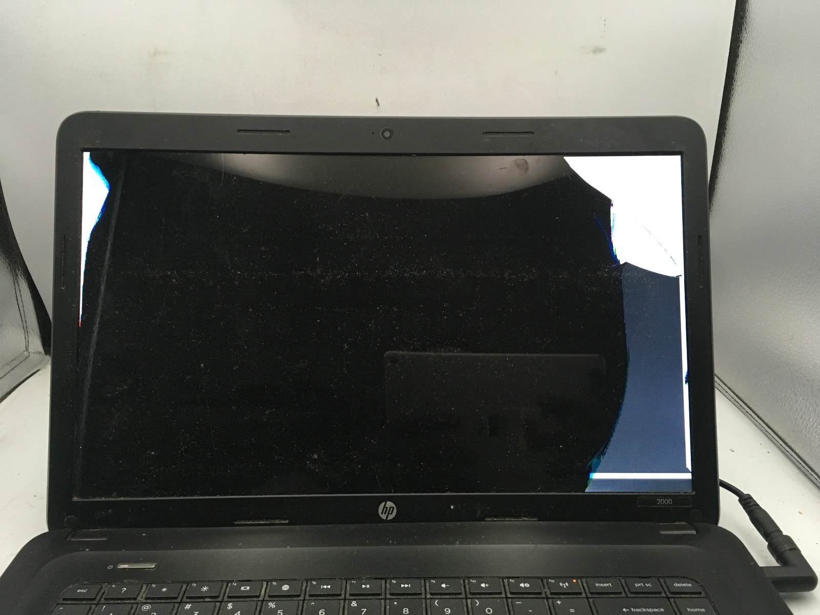 HP 2000 2C22DX – FOR PARTS/BAD LCD – INTEL PENTIUM 2020M – 4GB RAM -READ DESC-BB