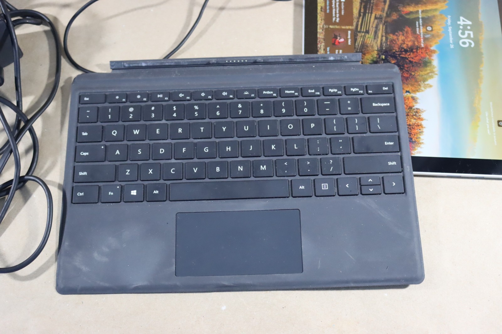 Microsoft Surface Pro 5 i5-7300U 8GB RAM 256GB Wi-Fi + LTE