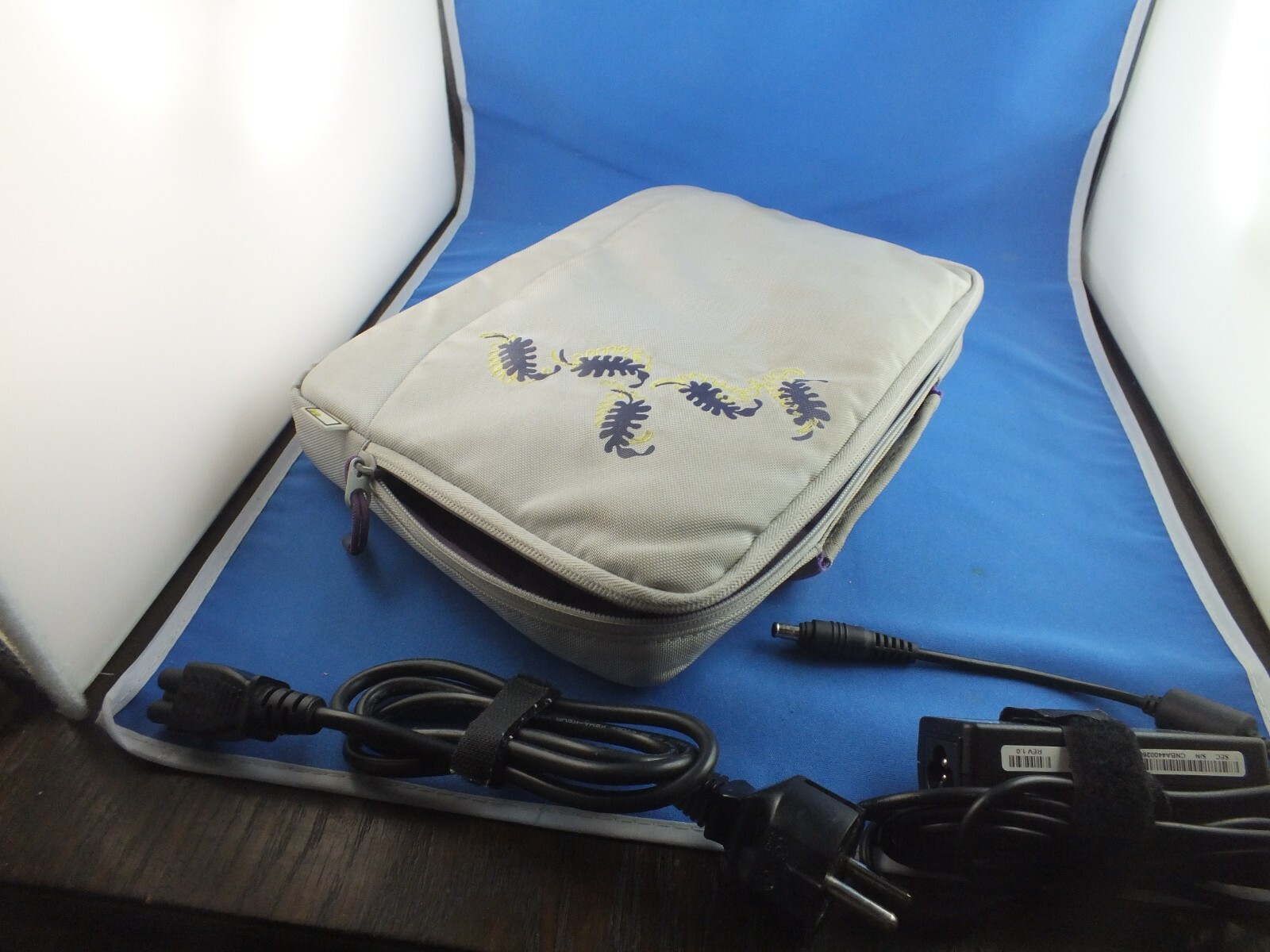 Samsung N130 Netbook L 10 inch L F with Case with EXTRAS I Windows 7 Professional