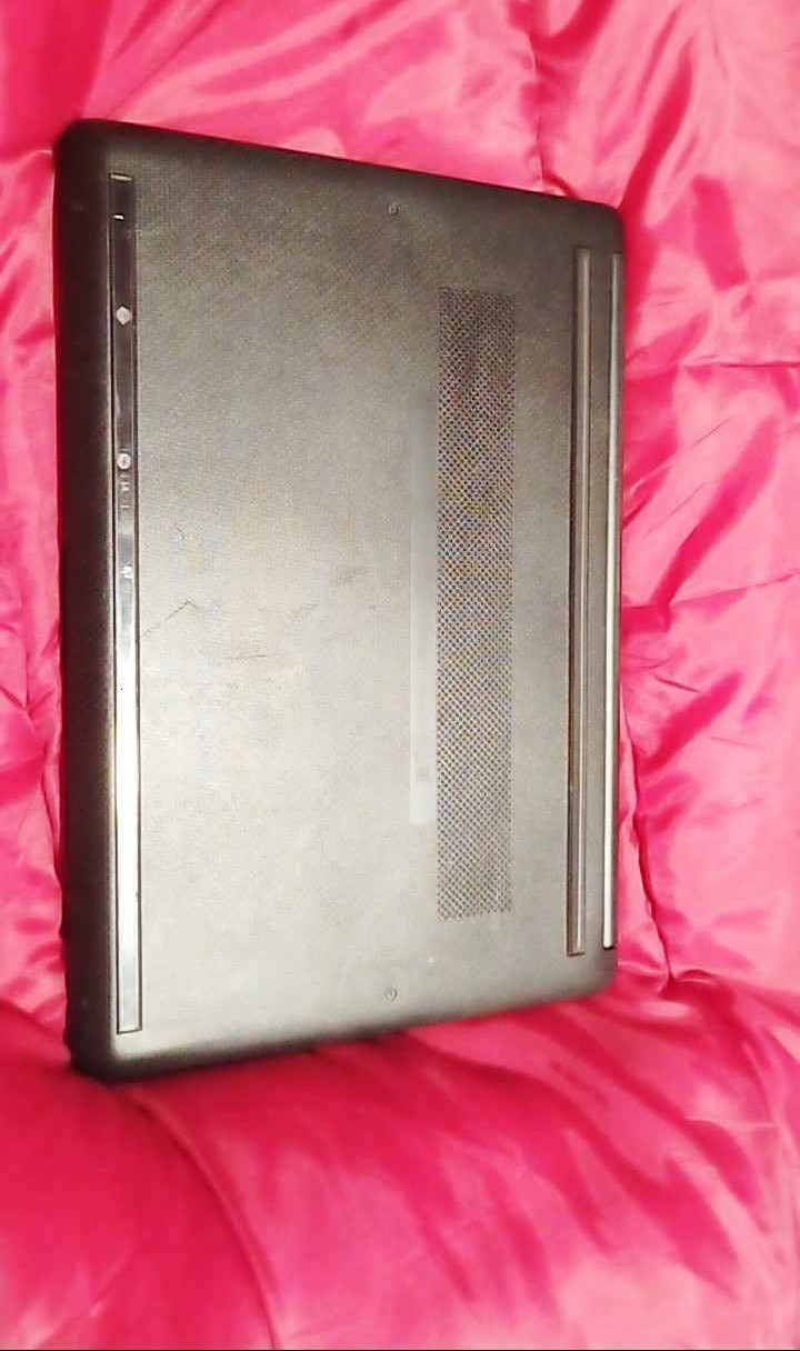 HP Laptop 14-dq0xxx Needs computer charger plugged in to work comes with charger