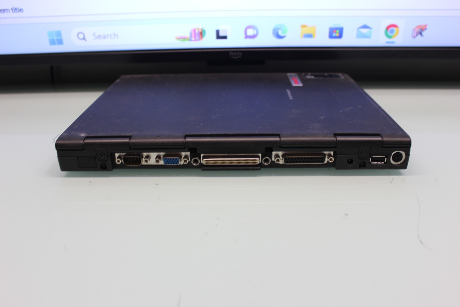 #28 Vintage Compaq Armada M700 Pentium III 128 MB ram, 14.1″ screen WINDOW 2000