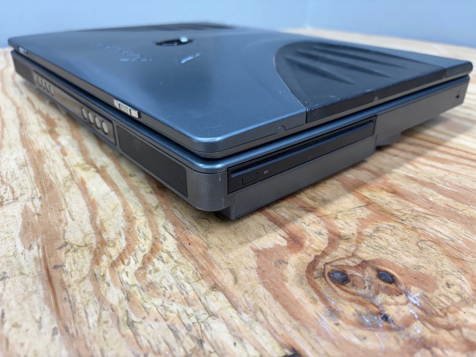 Alienware Area-51 m7700 Clevo D900T 17″ P4 3.4GHz Powers On No Display AS-IS