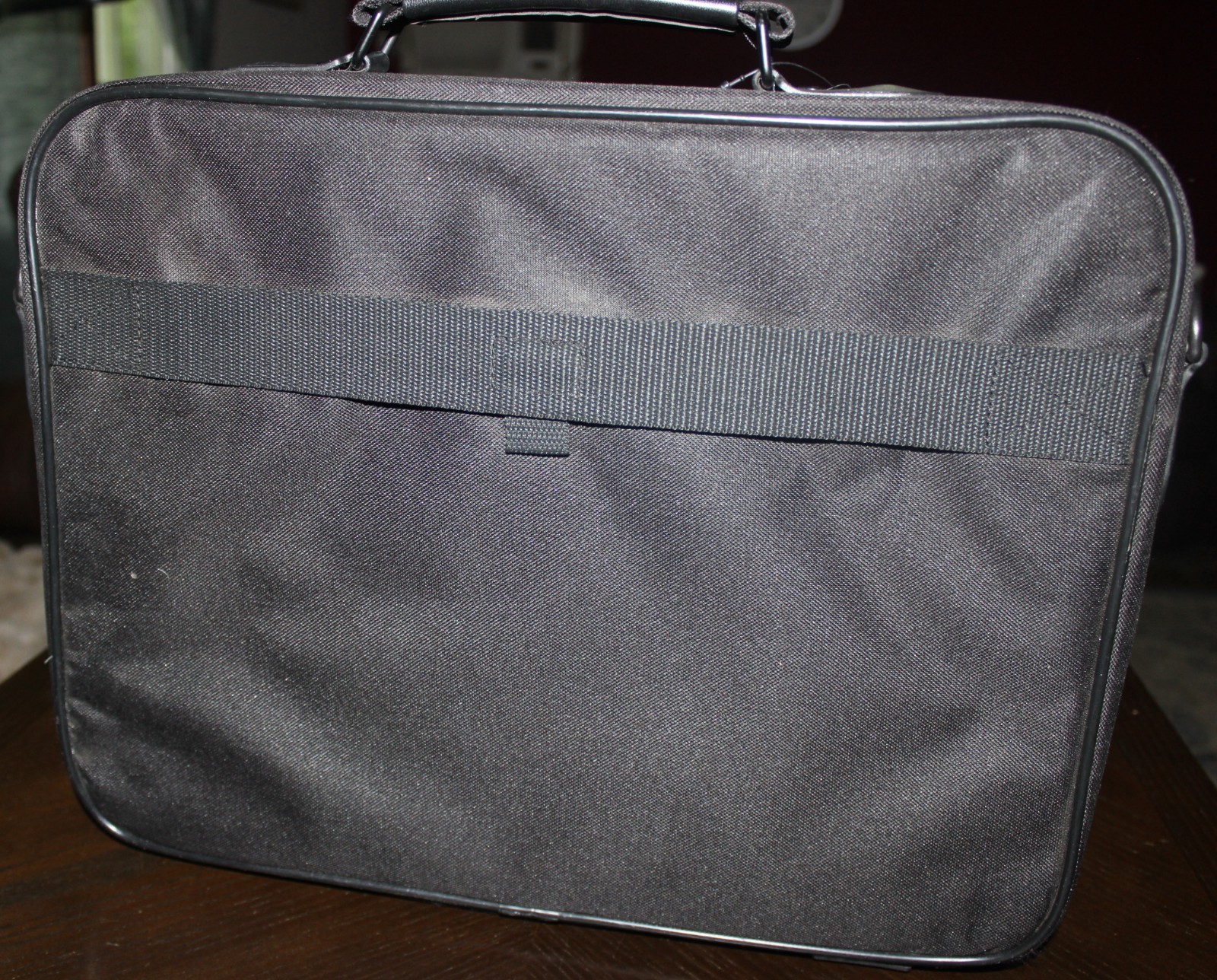 HP 14-db0023dx CHROMEBOOK 14″ HD AMD A4-9120C 4GB RAM 32GB W/Targus Carry Bag