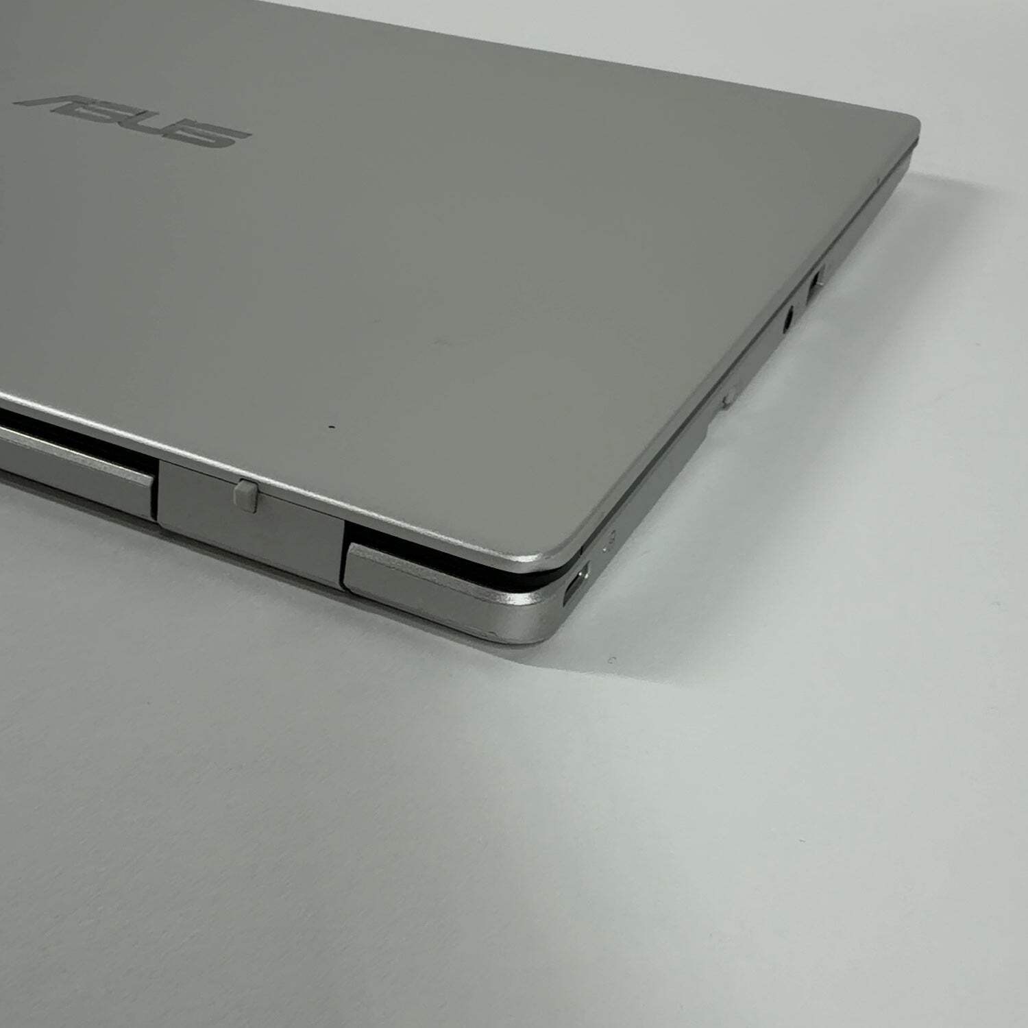 Asus Chromebook CX1 C423N 14″ Celeron N3350 1.0GHz 4GB RAM 64GB SSD