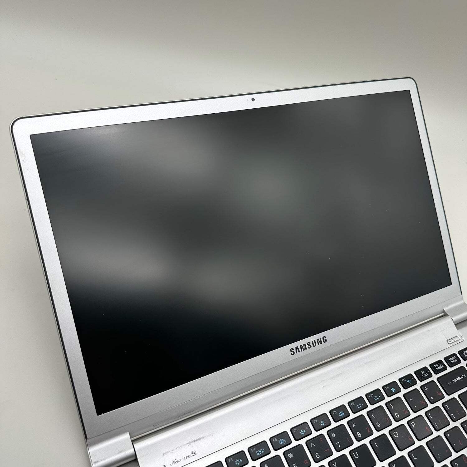 Samsung Galaxy Notebook NP900X4D 13.3″ i7-3517U 1.9GHz 8GB RAM 126GB SSD
