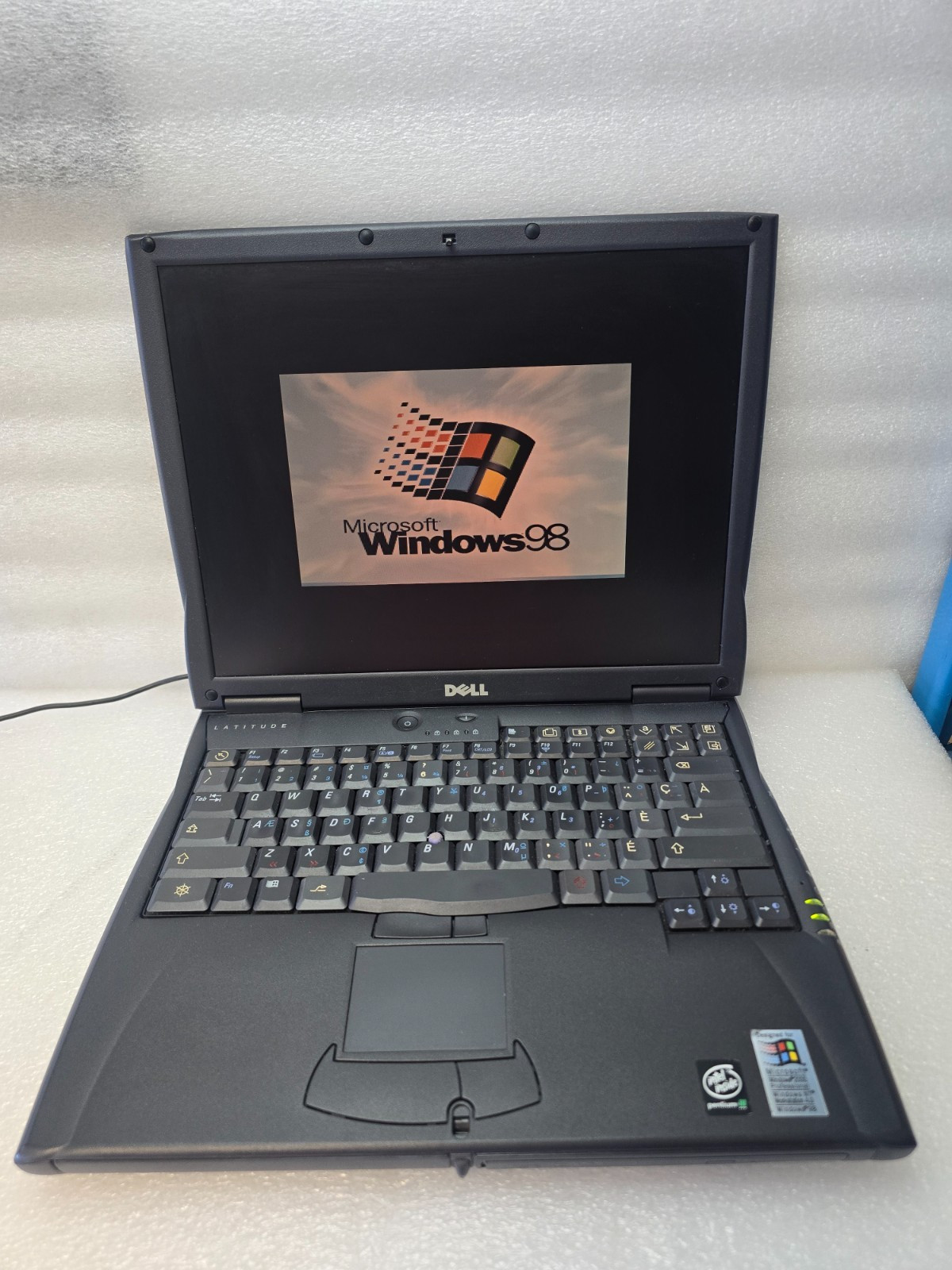 Dell Latitude C600 Laptop Windows 2000 Powers On PIII w/ Charger Parallel/S Port