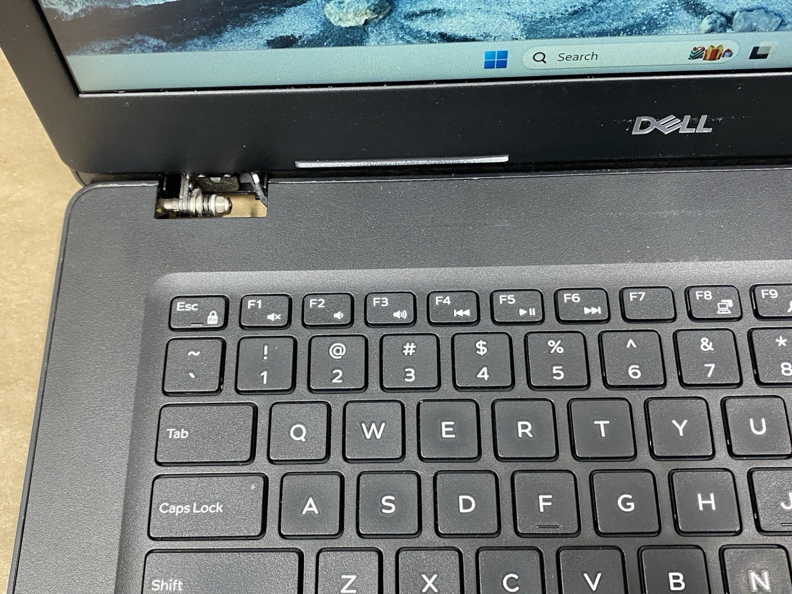 Dell Latitude 3490 – 14″ FHD – i5-8250U – 4GB – 128GB SSD – Win 11 Pro BIOS LOCK
