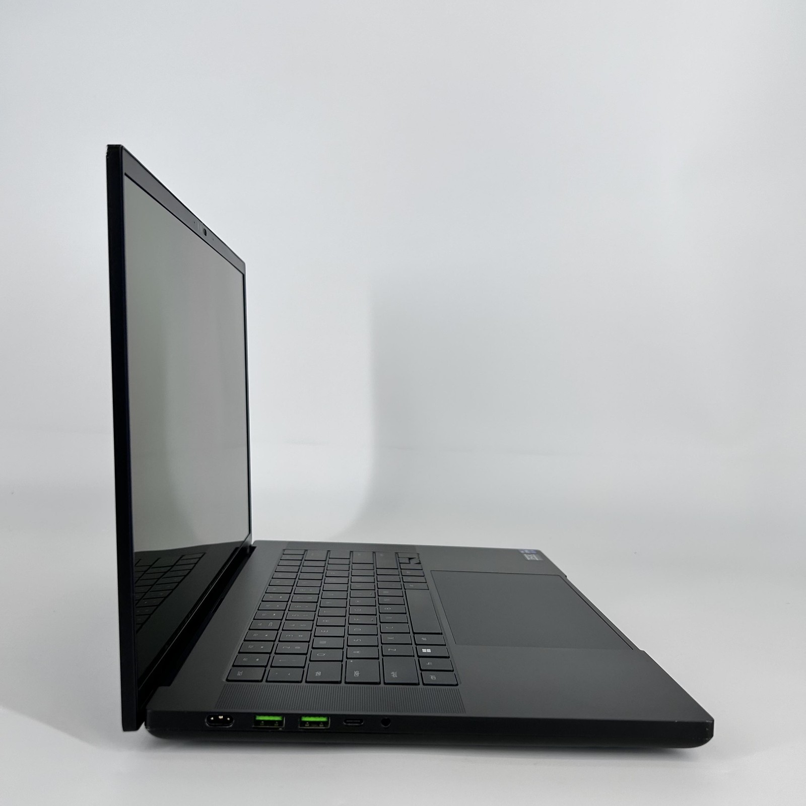 Razer Blade 16 Black 239Hz QHD+ 2.2 GHz i9-14900HX 32GB 1TB RTX 4080 STICKY KEYS