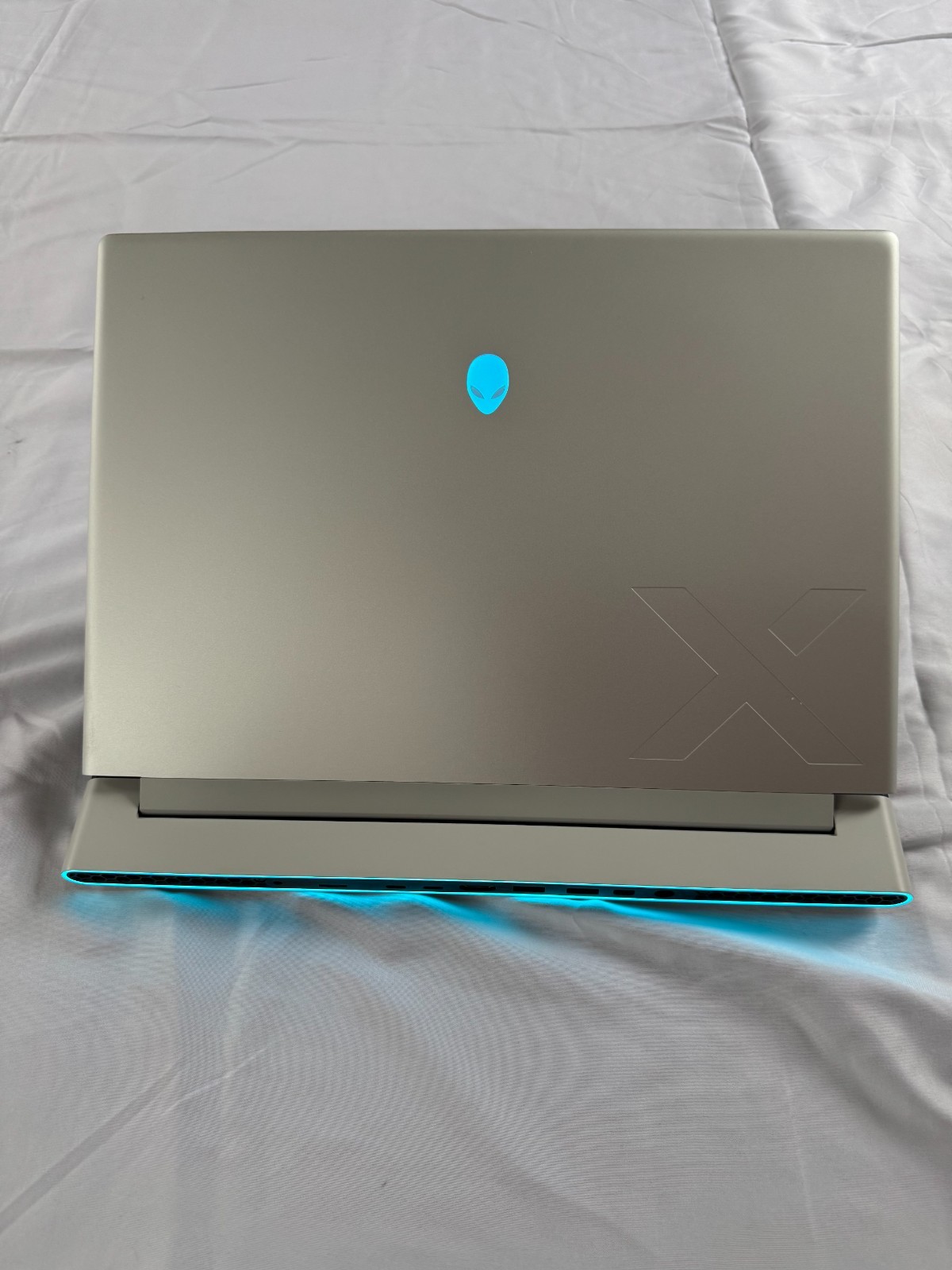 Alienware X16 R2 Silver 240Hz QHD+ 2.3 GHz Ultra 9 185H 32GB 1TB SSD RTX 4080