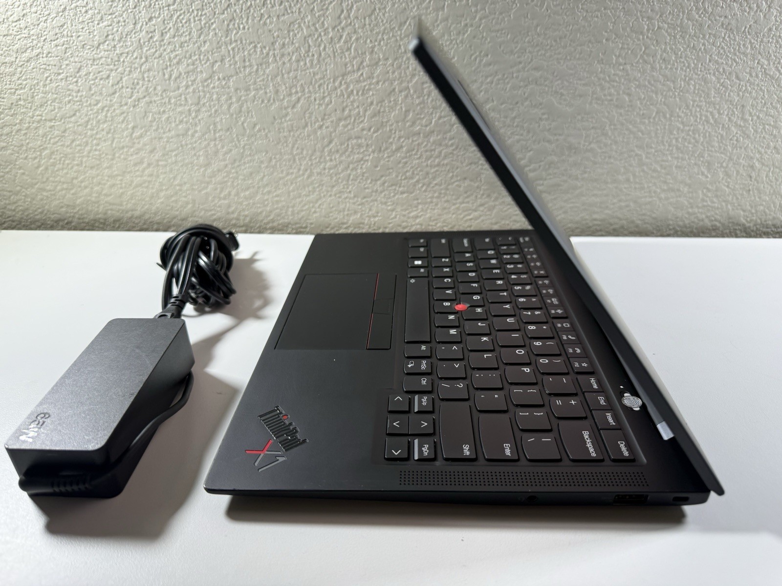 Lenovo ThinkPad X1 Carbon 9th Gen 14″ Intel i7-1185G7 16GB DDR4 256GB Win 11