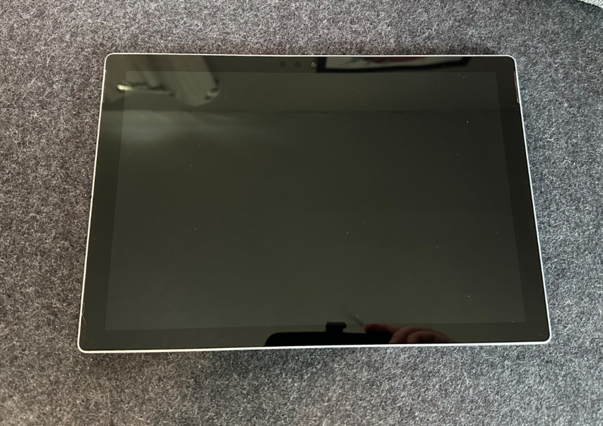 Microsoft Surface Pro 5, Intel core m3-7y30, 8GB RAM, 120GB SSD, Win11 & Charger
