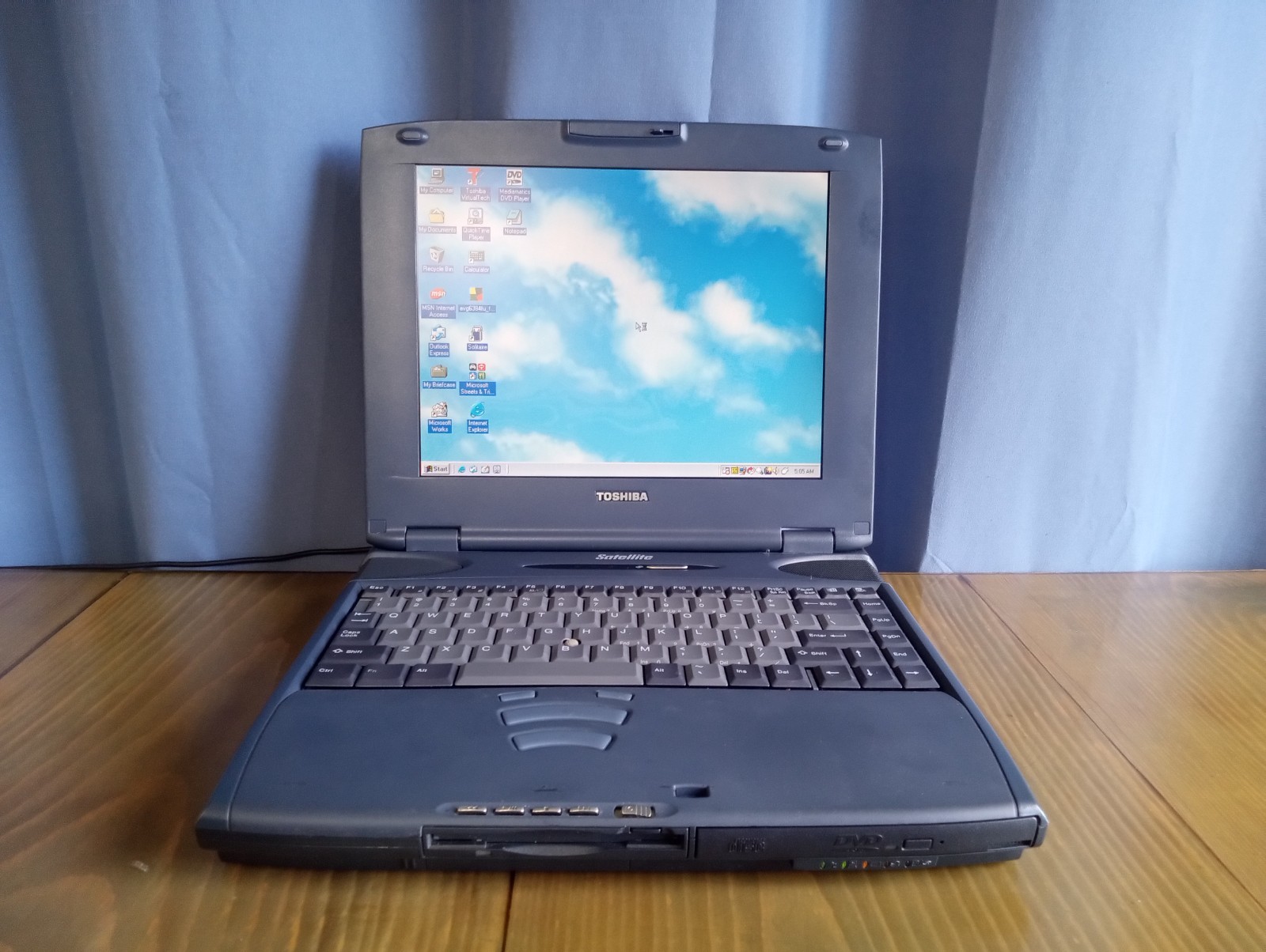 Vintage 1998 Toshiba Satellite P5275U-4K9J0 Laptop TESTED BOOTS WIN 98