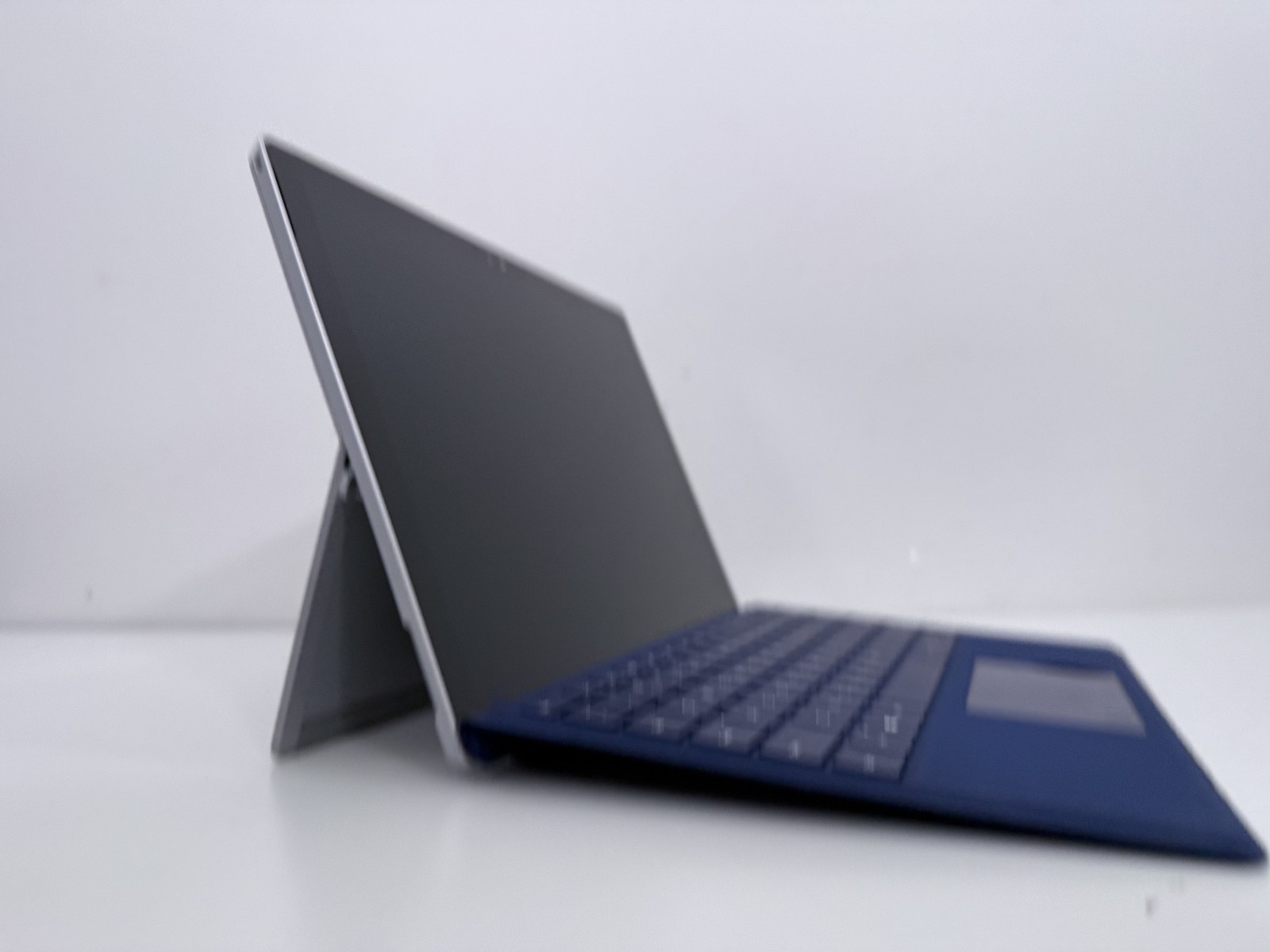 Microsoft Surface Pro 4 i7-6650U CPU @ 2.20GHz 8 GB RAM 256 GB Win 10 Pro