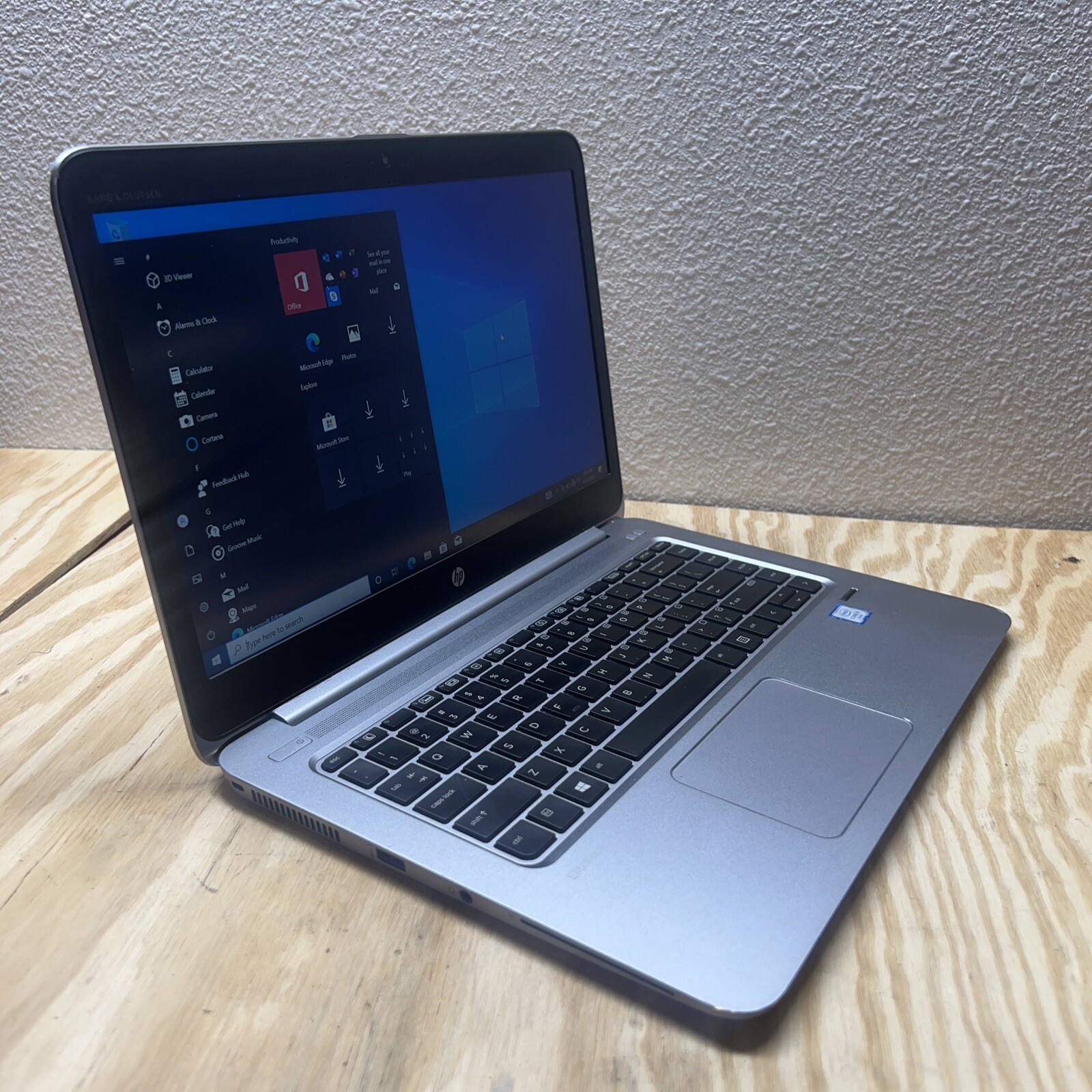 HP EliteBook Folio 1040 G3 Core i5-6300U 2.4 GHz 8 GB 256 GB SSD Windows 10 Pro
