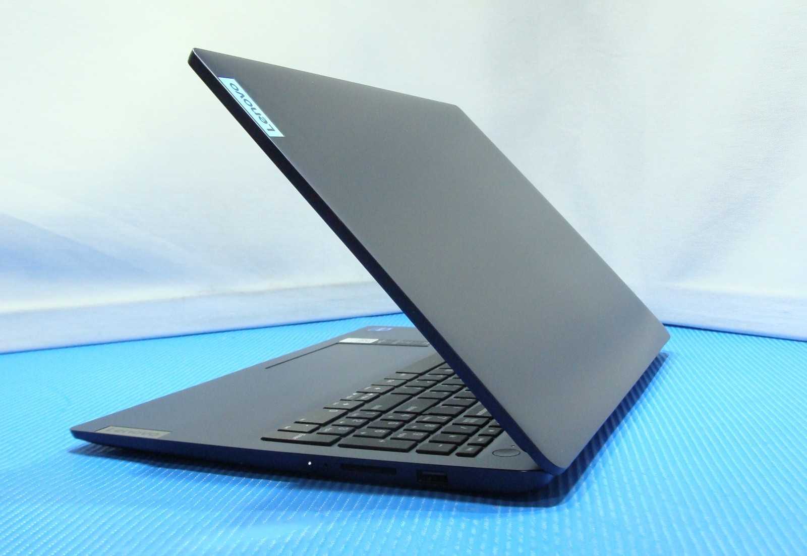 Lenovo IdeaPad 1 15IAU7 15.6″ FHD TOUCH core i5-1235U 1.3GHz 8GB 512GB Win 11 H