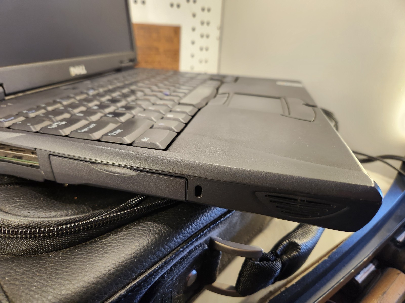 Vintage Dell Latitude C600/C500 PP01L Intel Pentium III No HDD w/ Bag & Charger