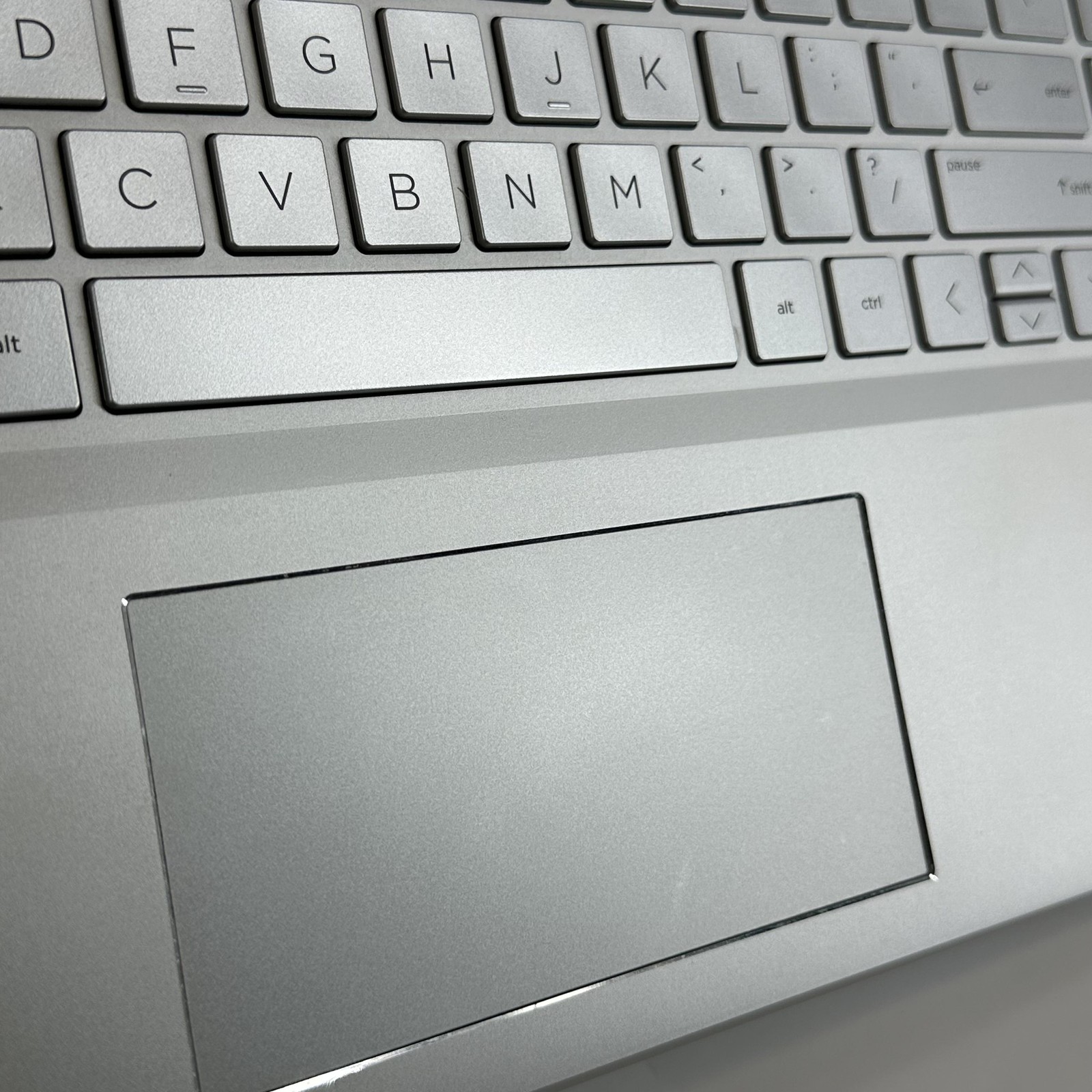 HP Envy 17 Silver FHD i7-10510U 1.80GHz 32GB 1TB SSD MX250 Good