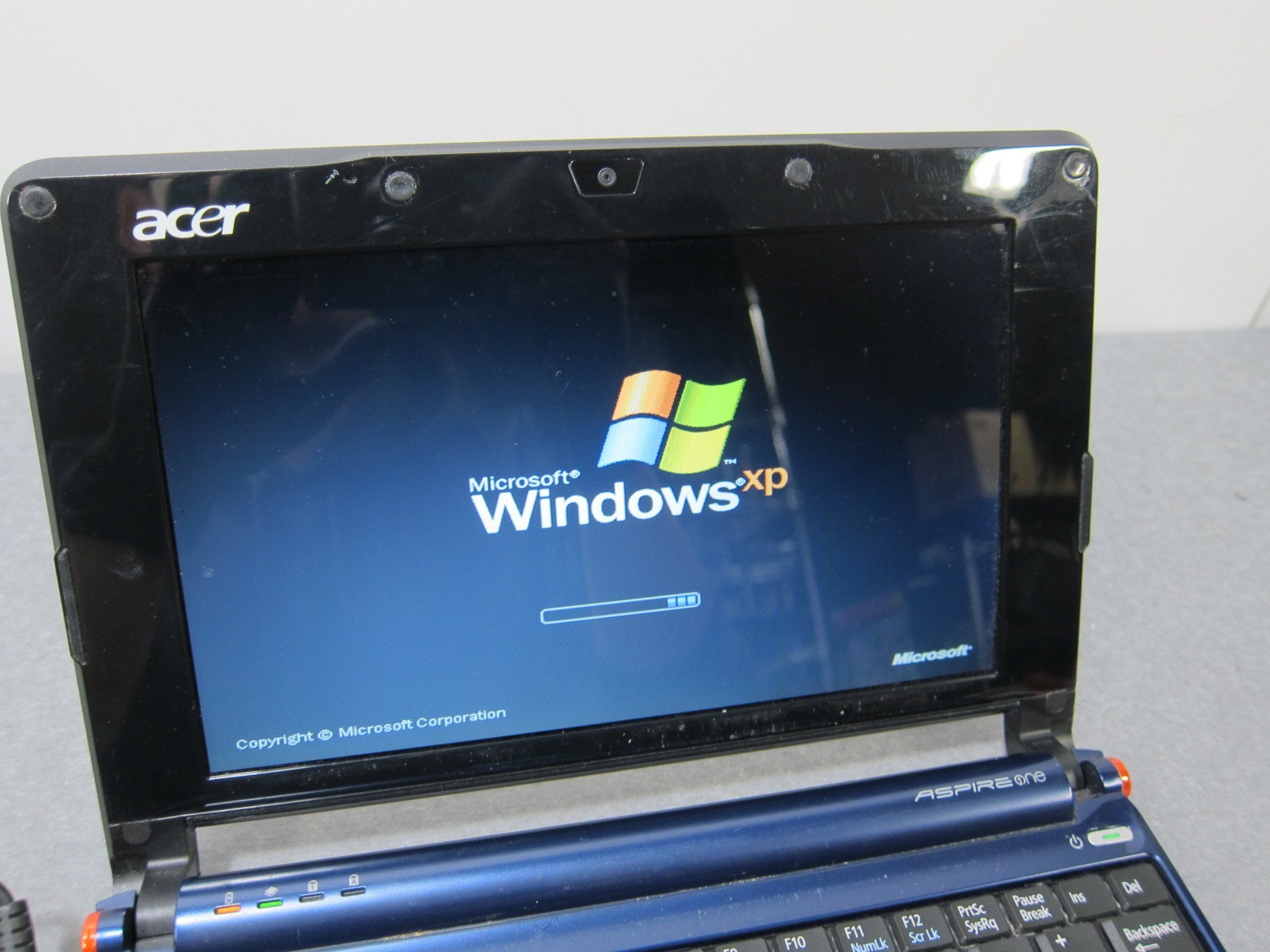 Acer Aspire One Series Model ZG5 Blue Notebook w/ Charger -WORKS WHEN PLUGGED IN