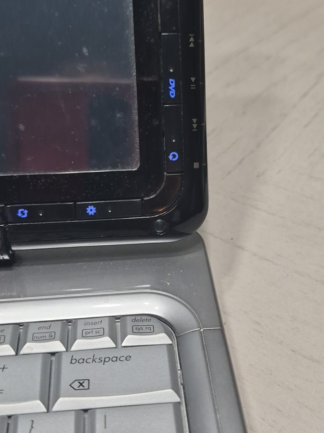 HP Pavilion 2000 *TURNS ON For A Second No Cord