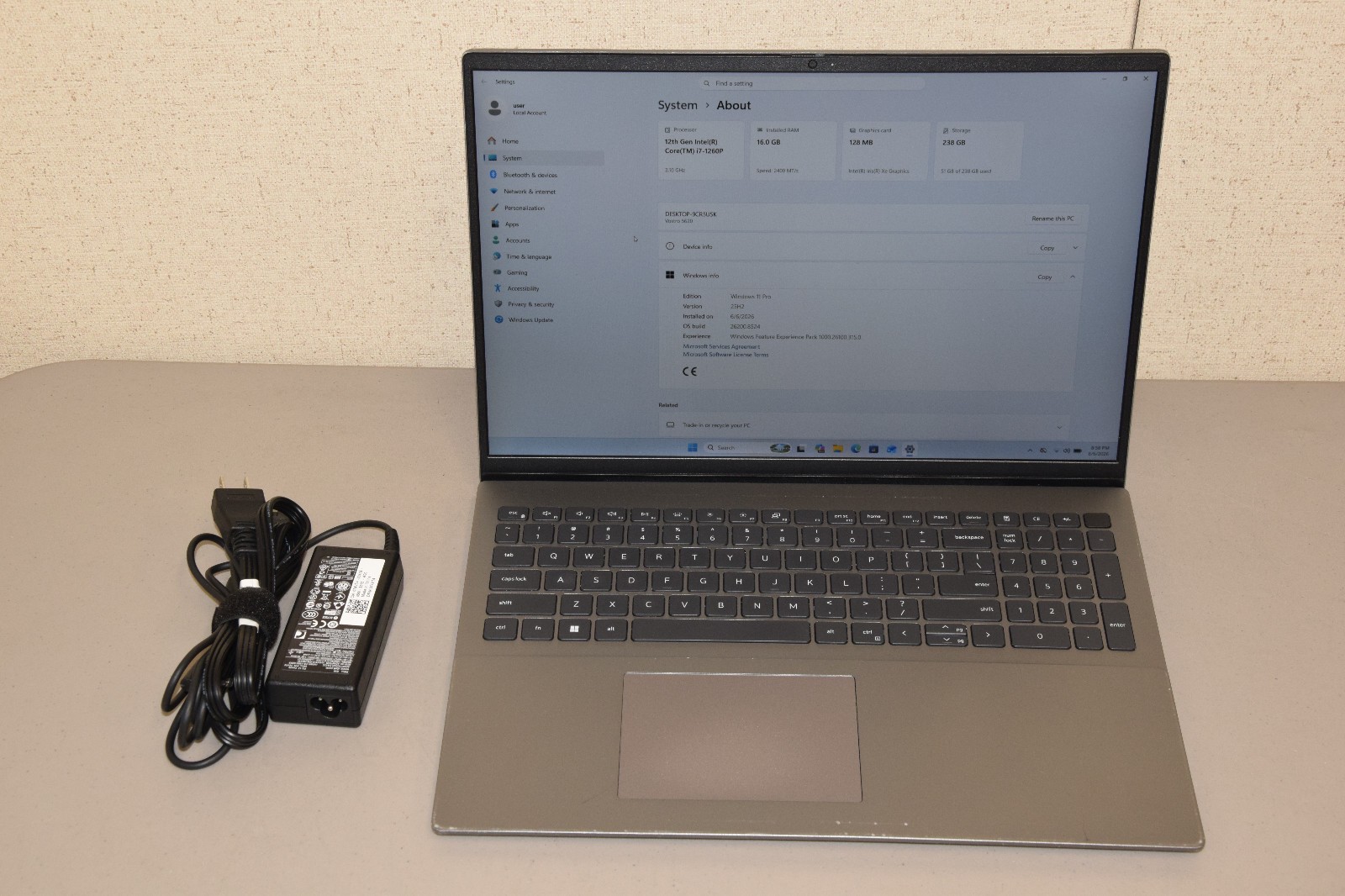 HEAVY WEAR Dell Vostro 5620 15.6″ Laptop i7-1260P 16GB DDR4 256GB NVMe Win11 Pro