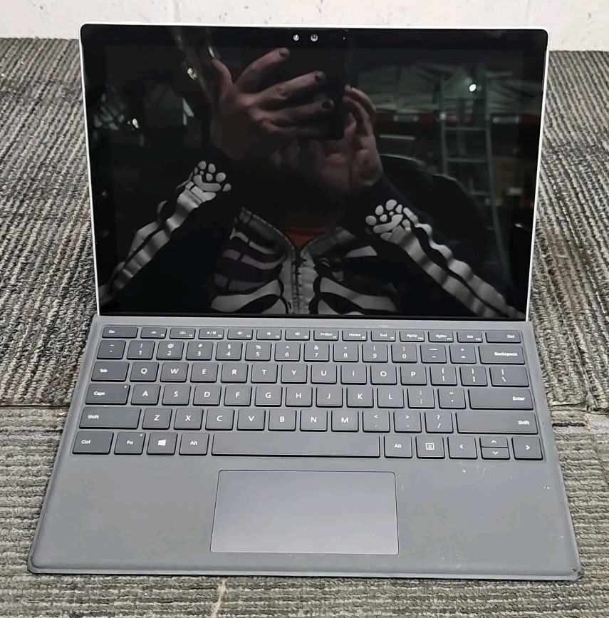 Microsoft 1724 Surface Pro 4 128G with Keyboard – FOR PARTS-BAD BATTERY