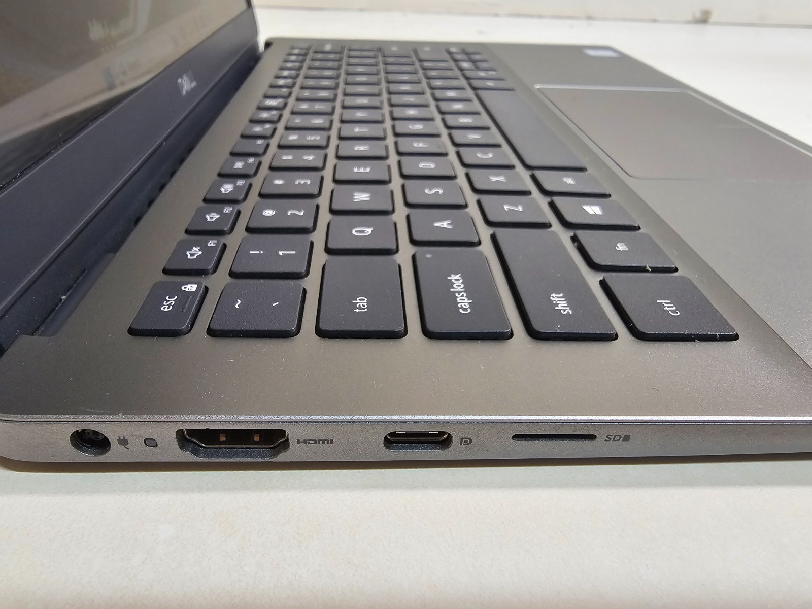 Dell Latitude 3301 Laptop – 1.8 GHz i7-8565U 8GB 256GB SSD Wi-Fi Webcam 13.3″