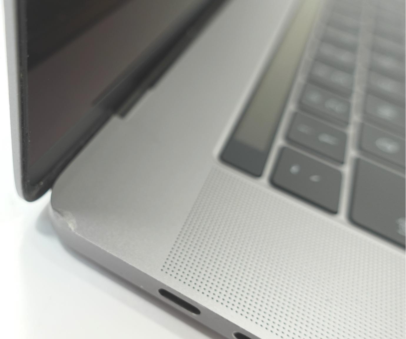 Apple MacBook Pro 2016 A1707 15.4″ Retina i7-6700HQ 16GB 1TB SSD Laptop