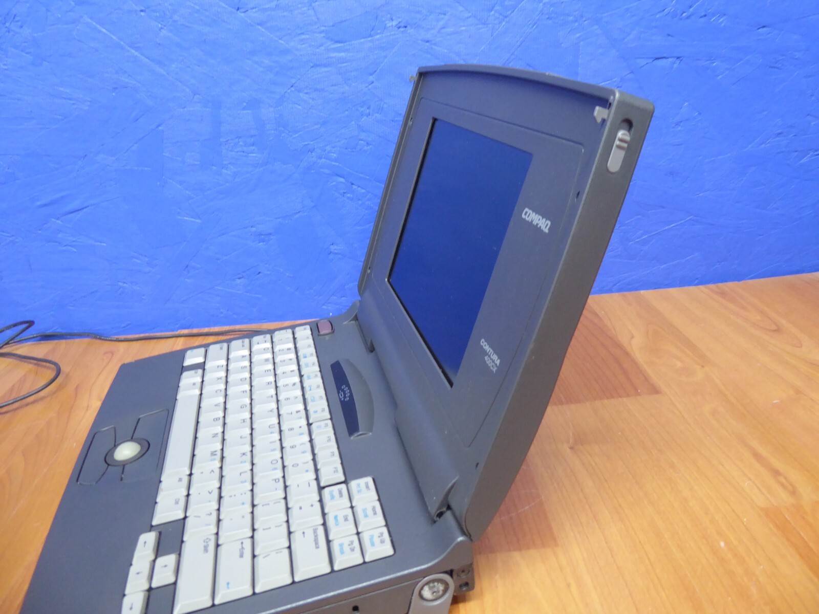 COMPAQ CONTURA 400CX 8.5″ VINTAGE PC LAPTOP w/ P/A SOLD AS-IS TO POWER ON