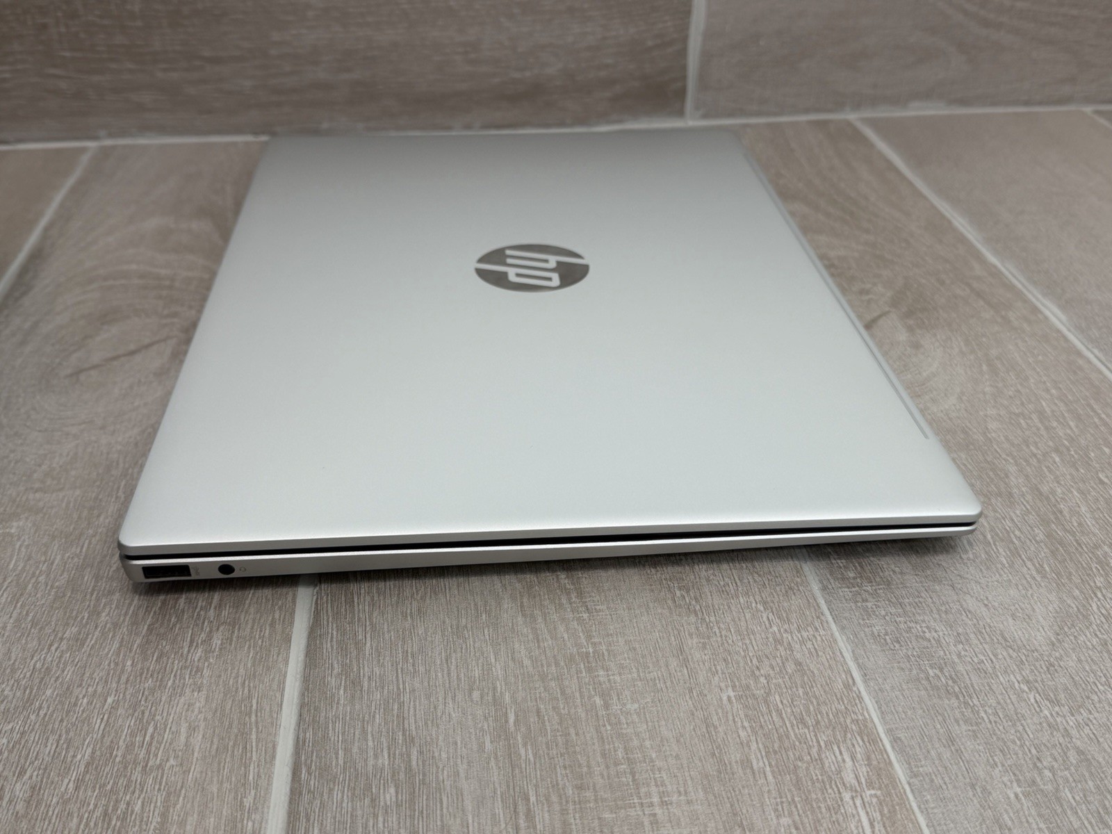 HP Pavilion 16-AG0075CL 16″ Touch Laptop Ryzen 7 8840U 16GB RAM 1TB NVMe SSD
