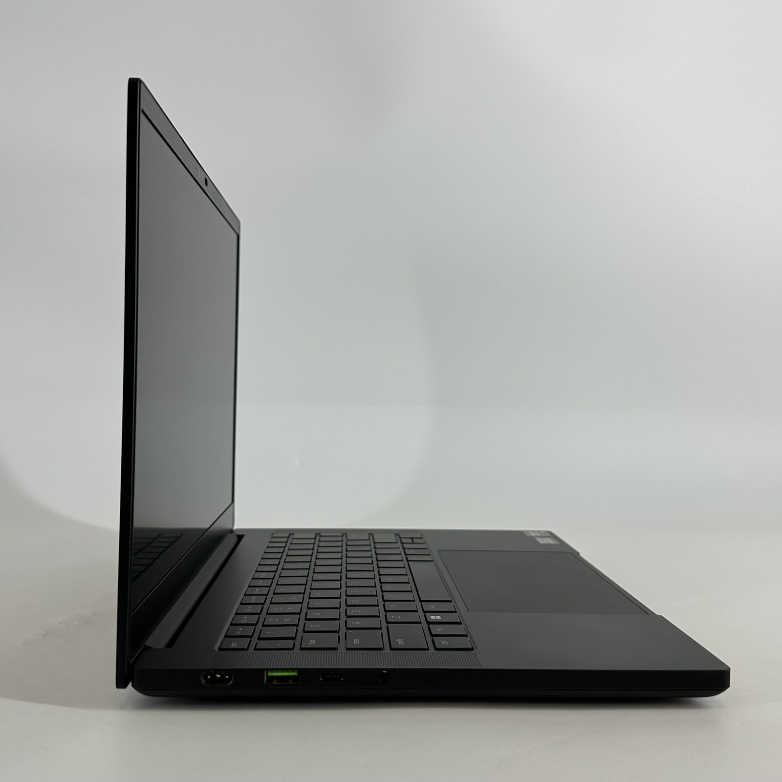 Razer Blade 14 240Hz QHD+ 4.0 GHz Ryzen 9 8945HS 32GB 1TB SSD NVIDIA RTX 4070